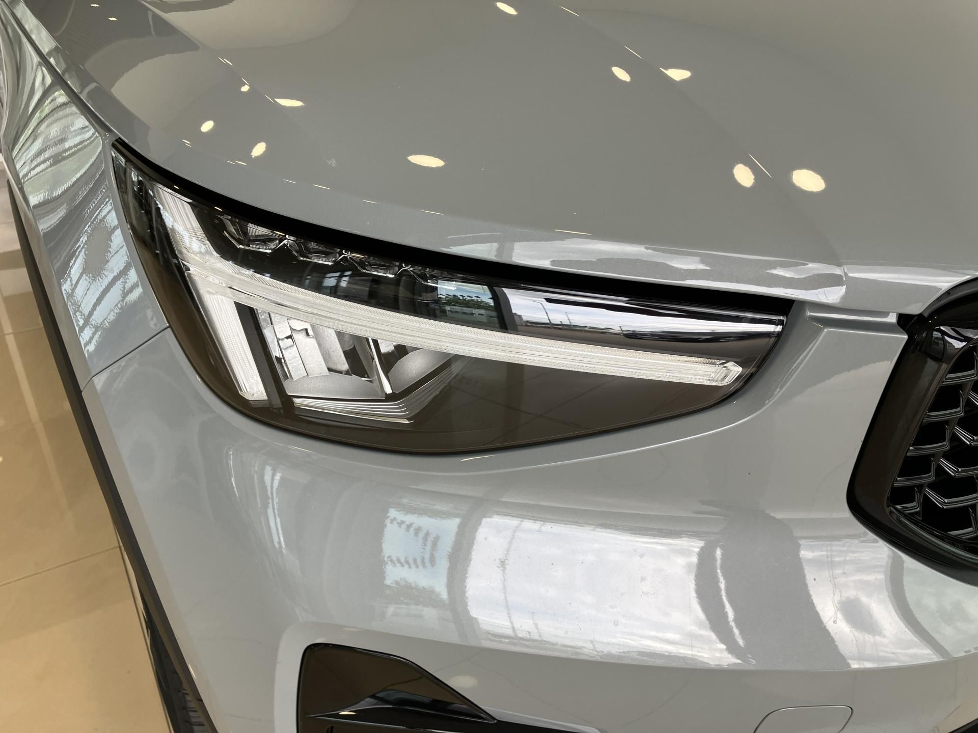 Volvo XC40, B3 FWD Plus Dark AT7 - fotka 4