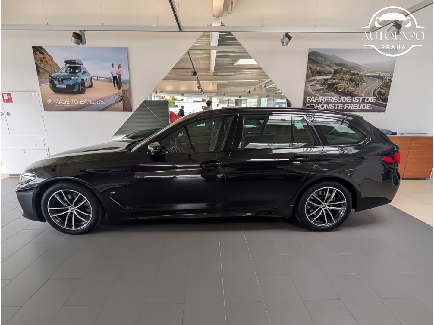 BMW Řada 5, d xDrive M Sport Touring - fotka 4