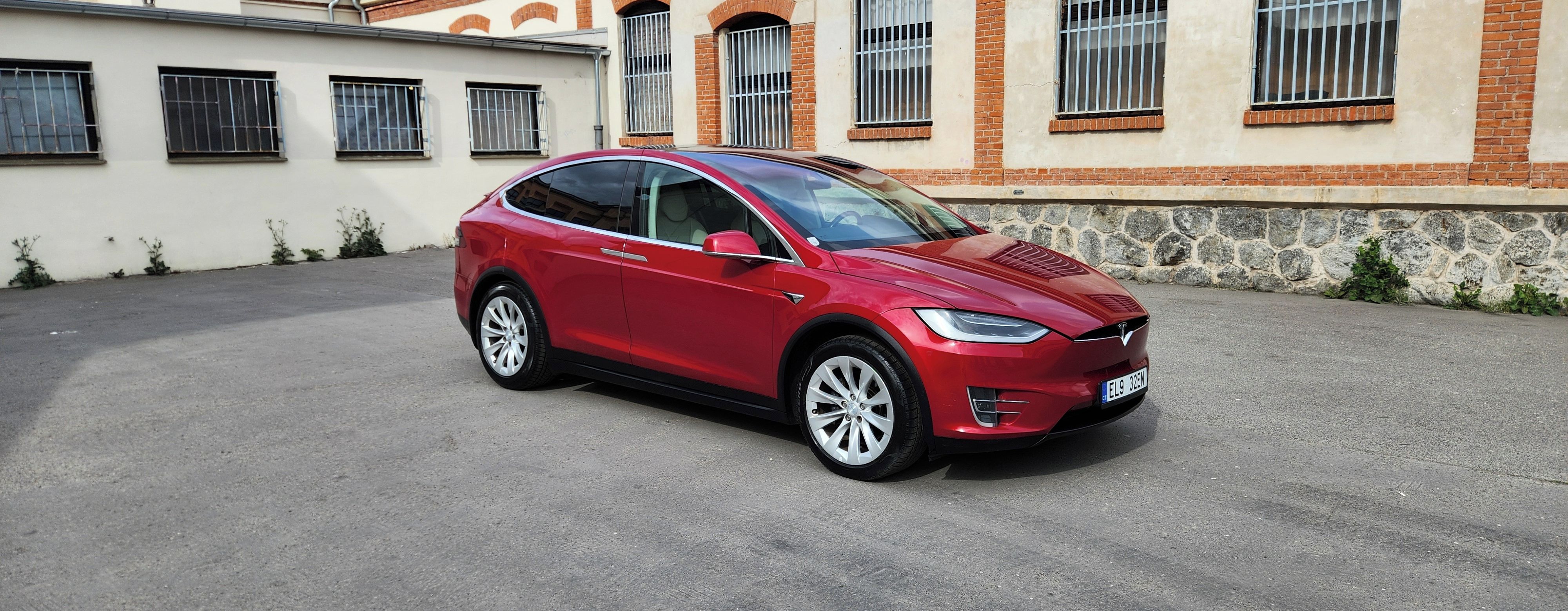 Tesla Model X, RED-4X4-KOLA 20-SVĚTLÝ INT.
