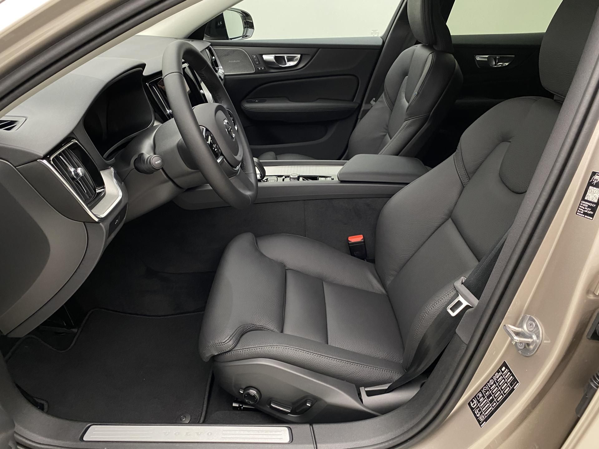 Volvo V60, B4 AUT DARK PLUS - fotka 3