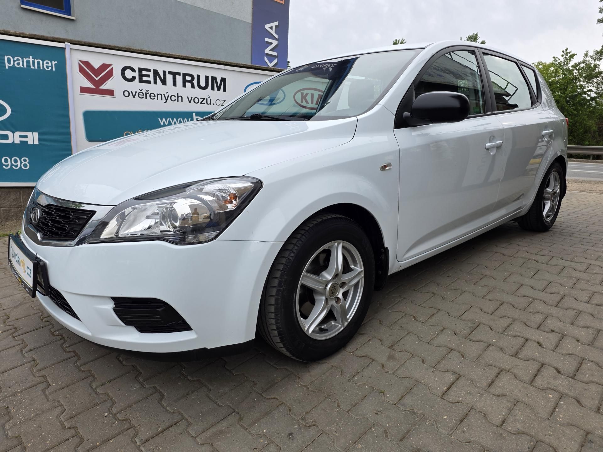 Kia Cee´d, 1.4-NÍZKÉ KM-COMFORT VÝBAVA - fotka 6