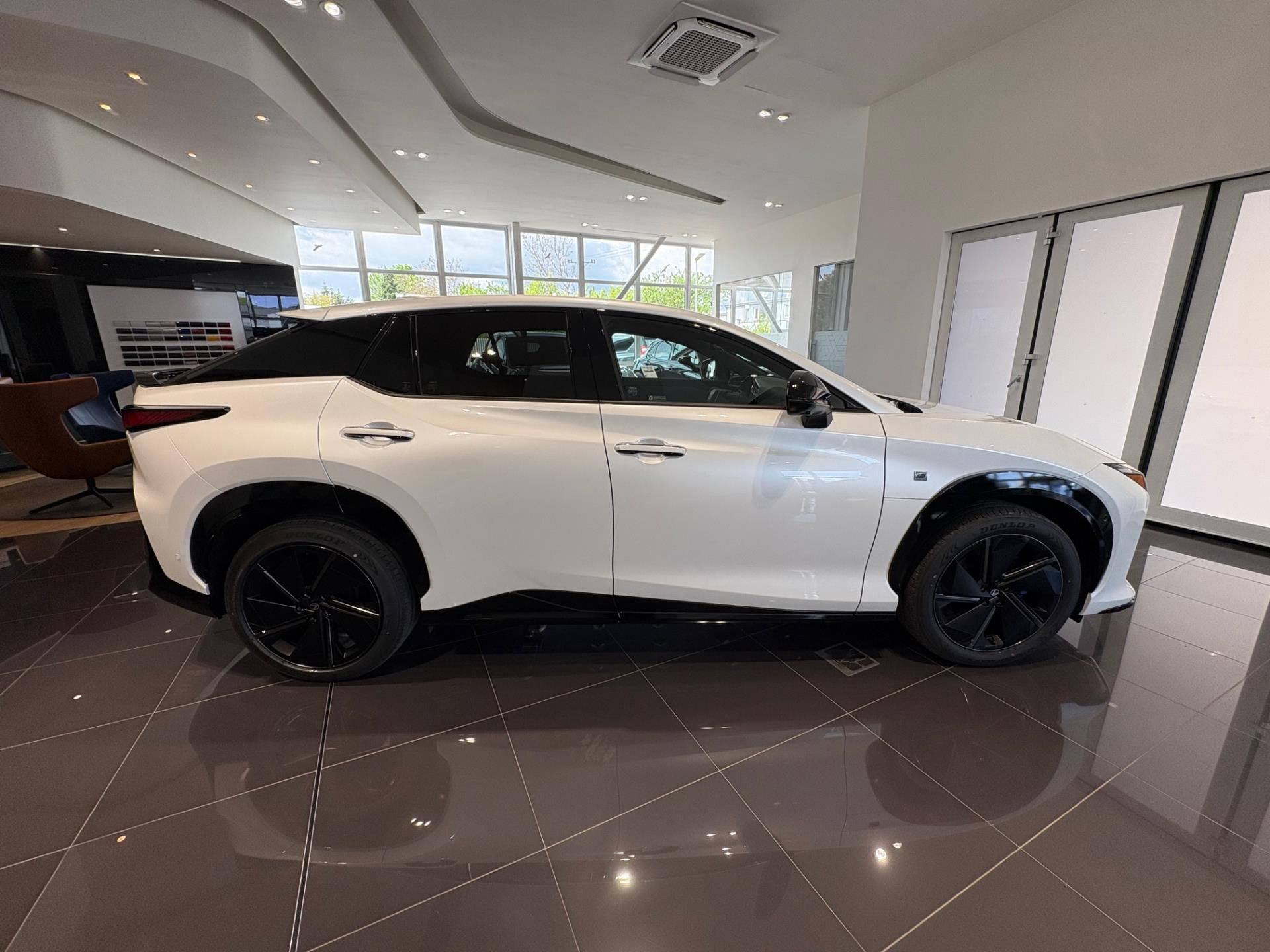 Lexus RZ 550e, Luxury pamorama 4x4 - fotka 5
