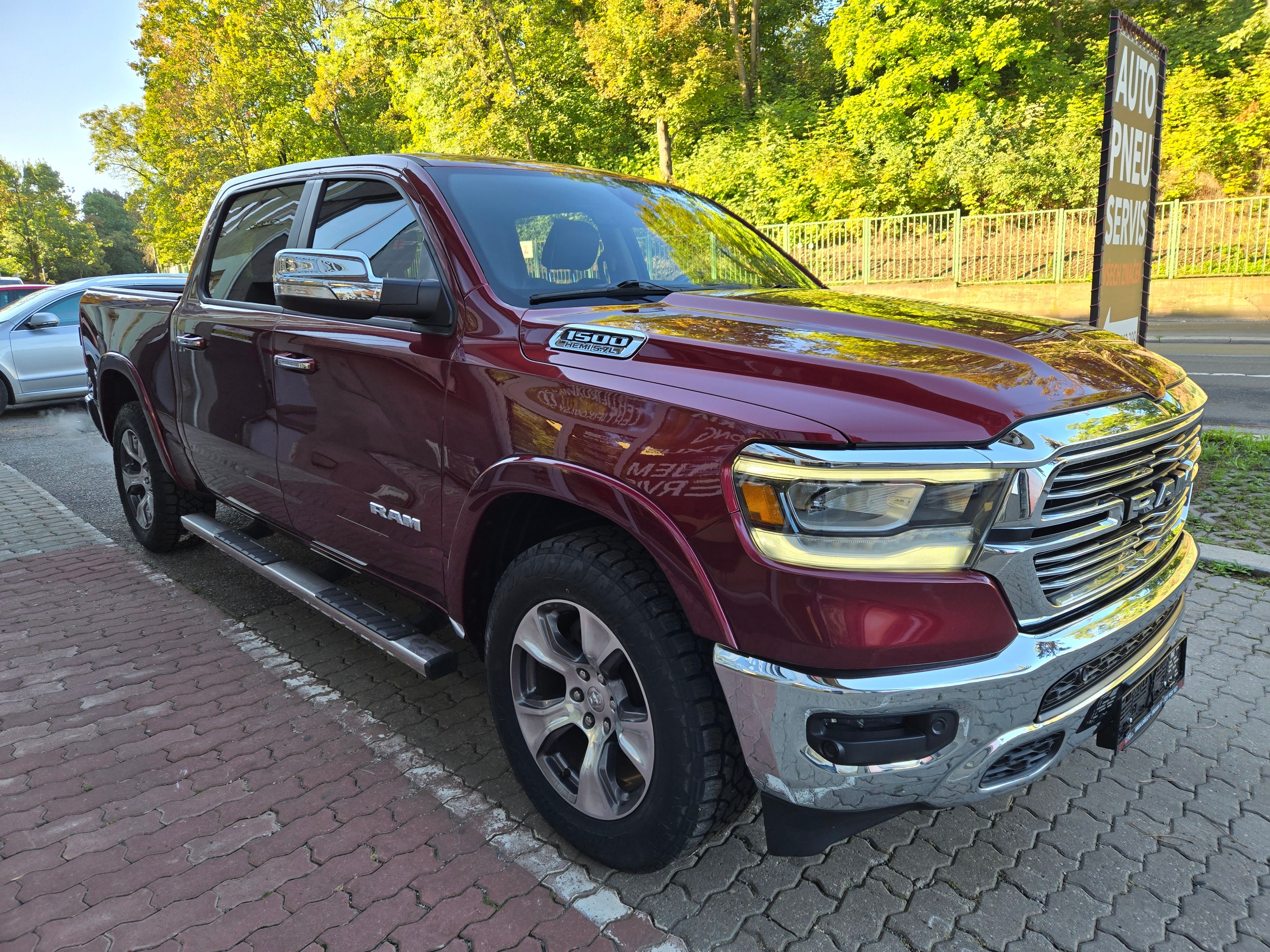 RAM 1500, LARAMIE 5.7HEMI 4x4 - fotka 4