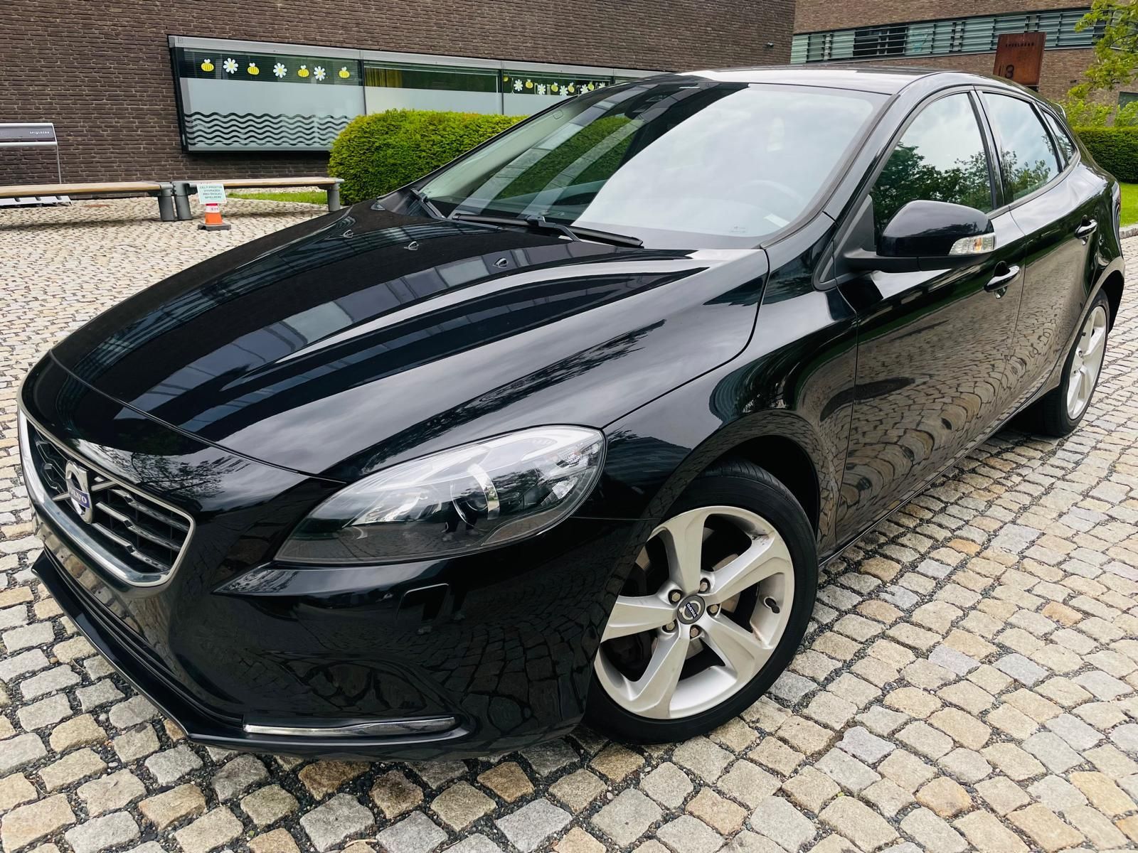 Volvo V40, 2.0D3 5VÁLEC MANUÁL 1MAJITEL - fotka 2