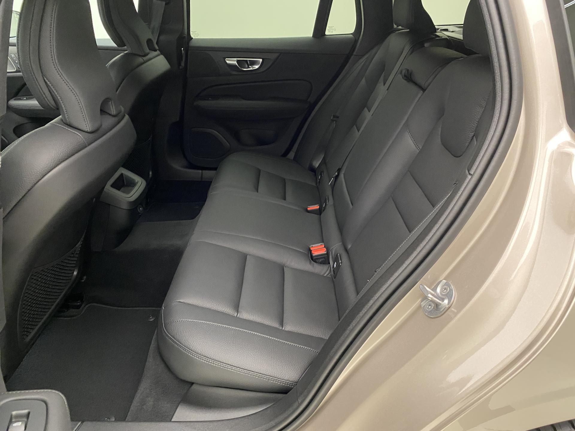 Volvo V60, B4 AUT DARK PLUS - fotka 6
