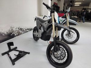 Ostatní, Stark Varg SM 80HP grey