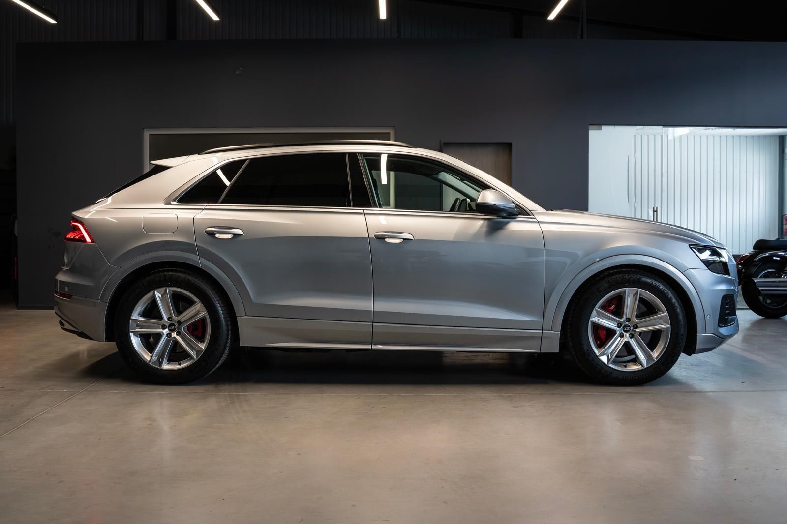 Audi Q8, 55 TFSI e 250 kW, QUATTRO, DPH - fotka 3