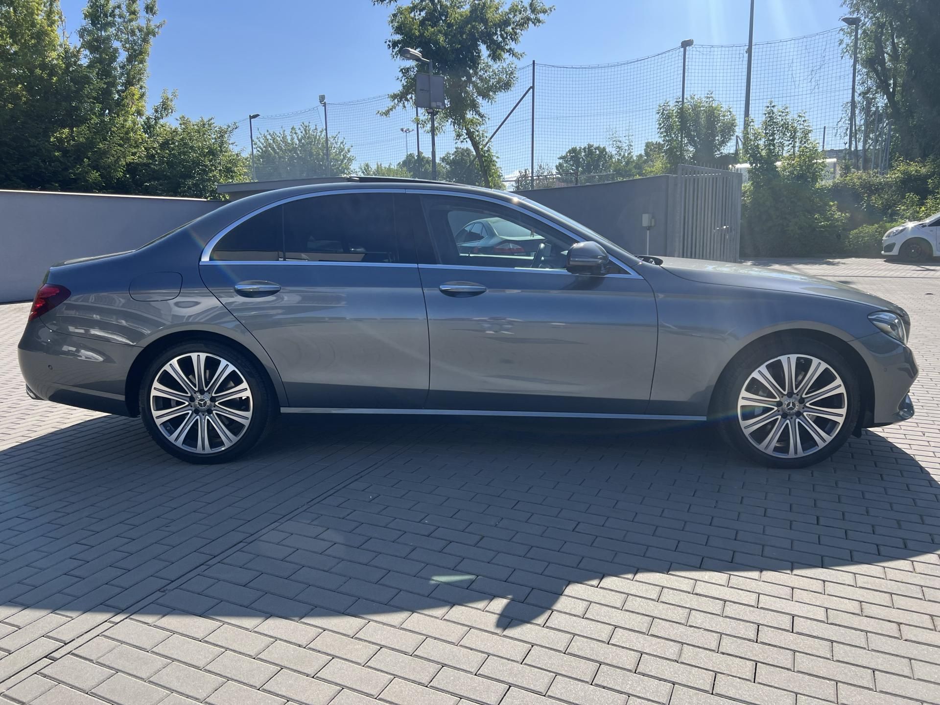 Mercedes-Benz Třídy E, 400d 4 Matic vzduch plná výbav - fotka 3