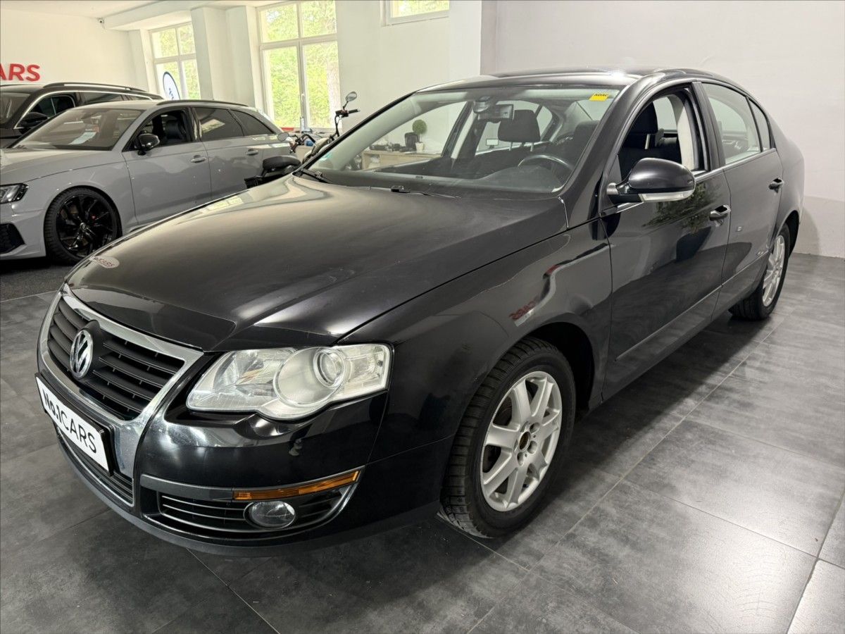 Volkswagen Passat, 1,6   i KLIMA VÝHŘEV PO STK - fotka 3
