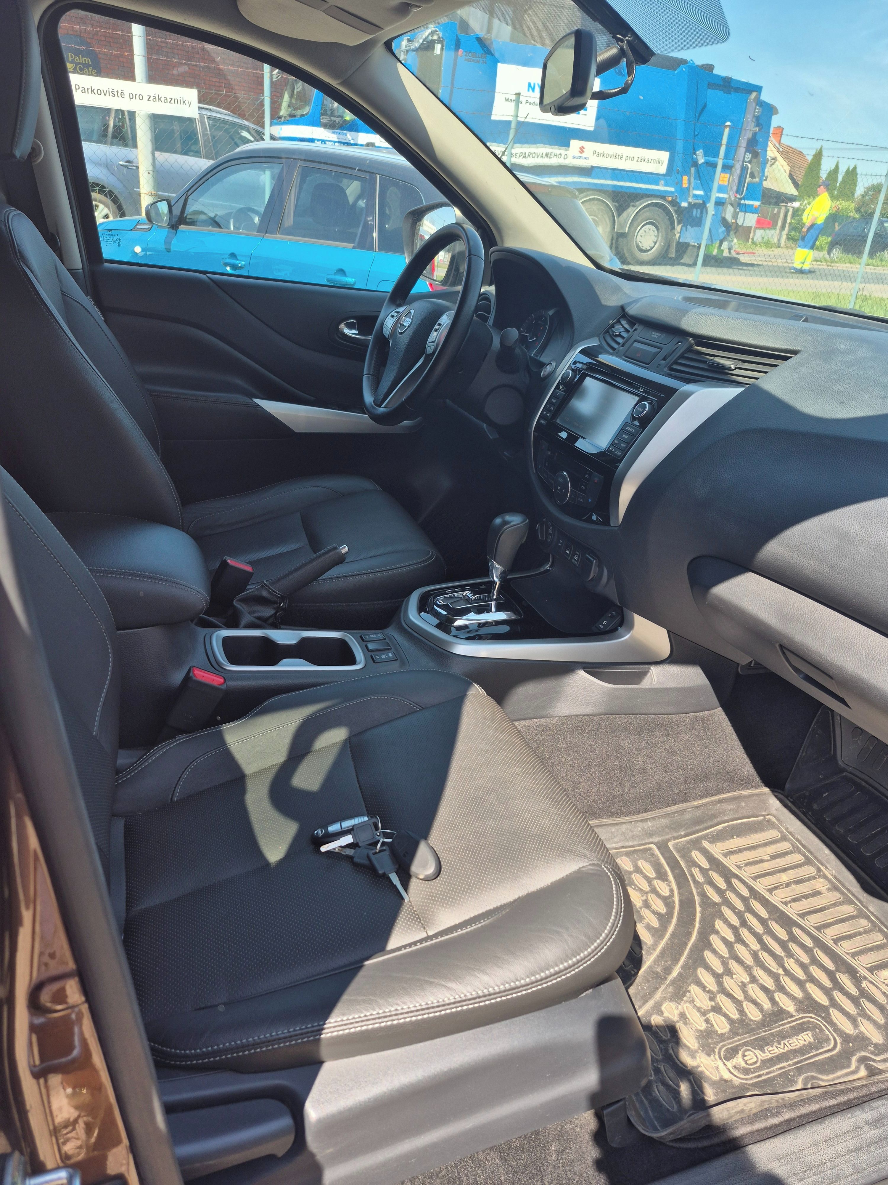 Nissan Navara, 2,3 dCi Hardtop 4x4 automat - fotka 6