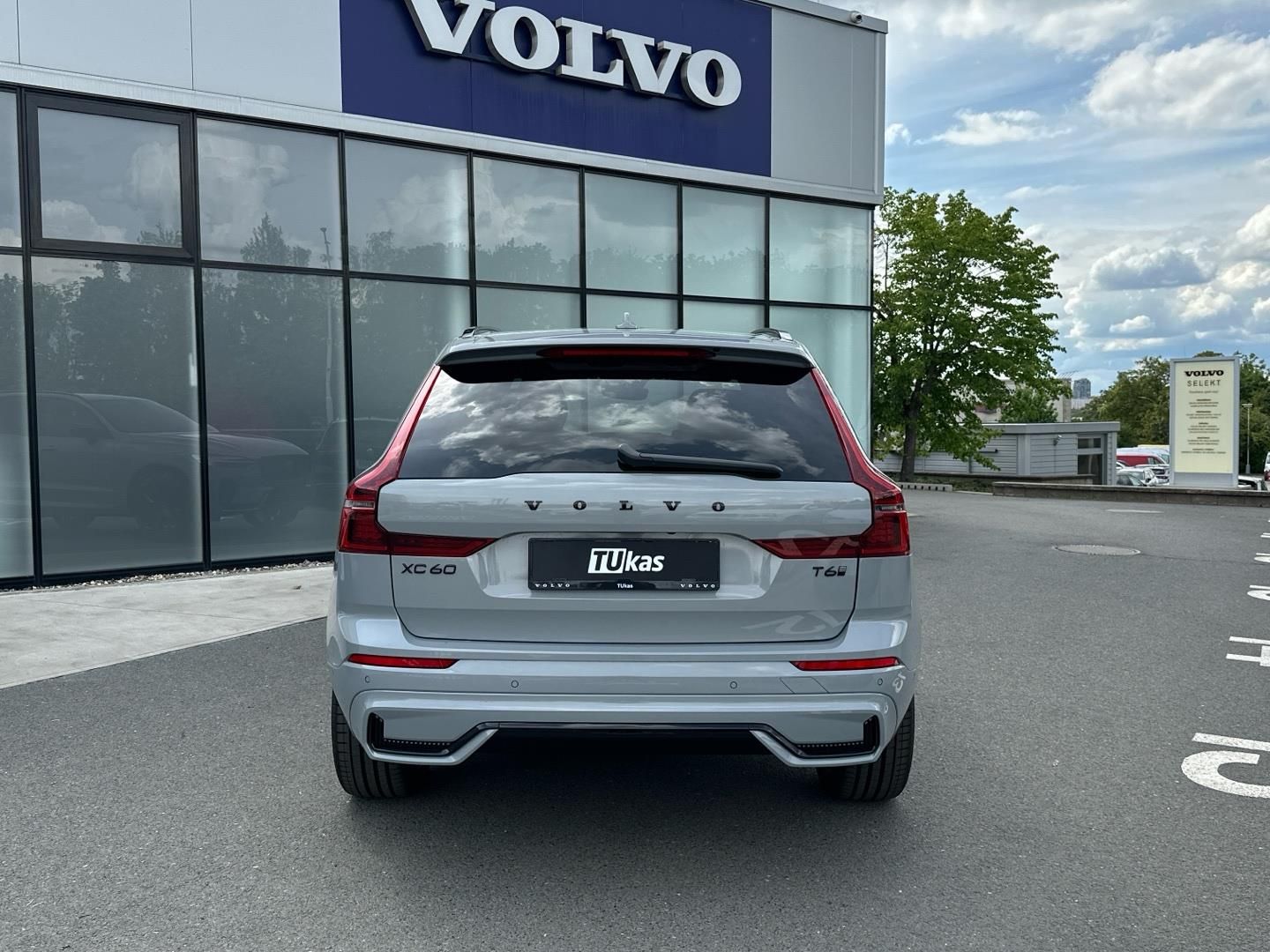 Volvo XC60, 2.0 293kW 4x4  T6 PLUS Black E - fotka 5