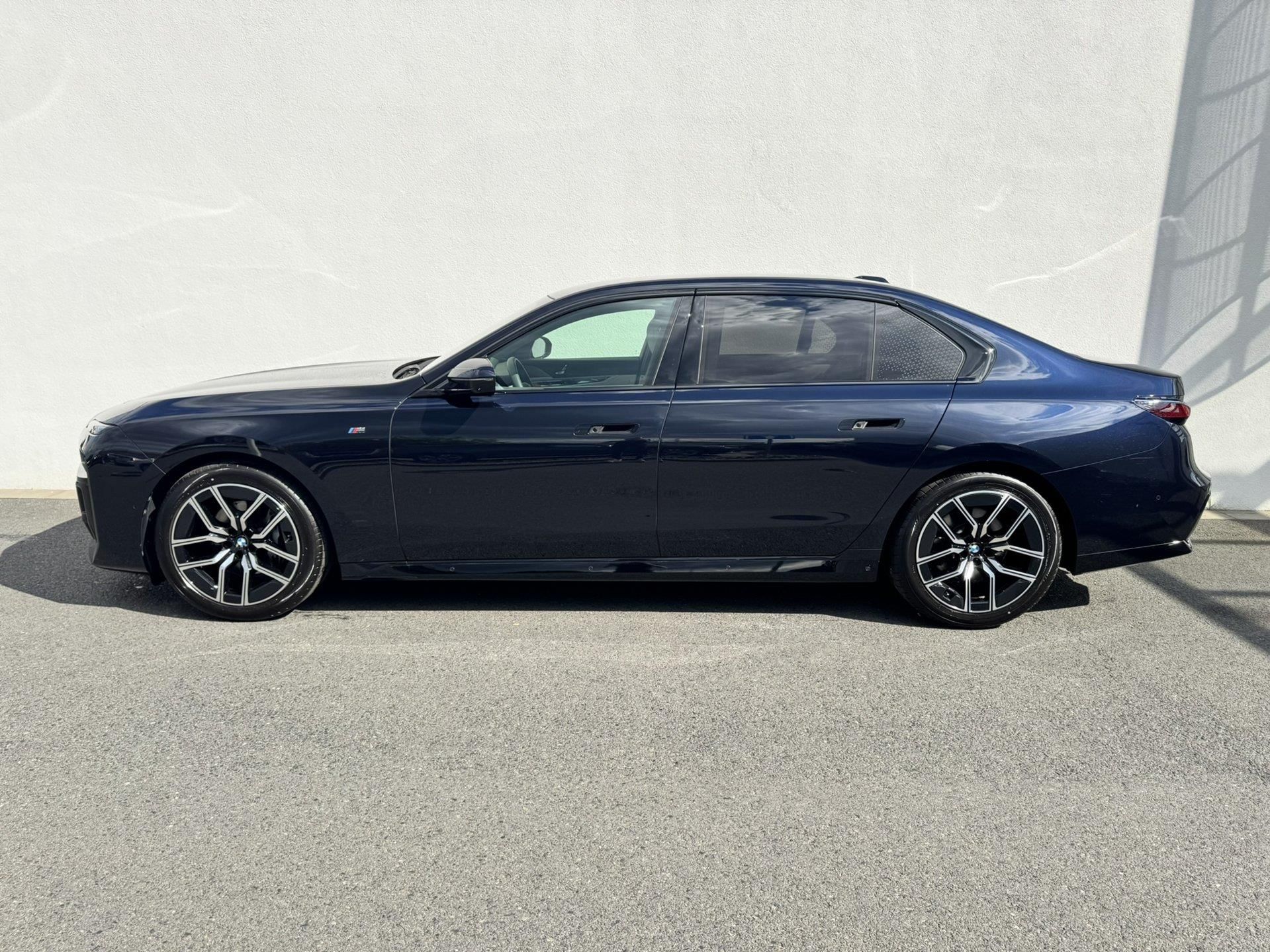 BMW Řada 7, 740d xDrive Executive Lounge T - fotka 3