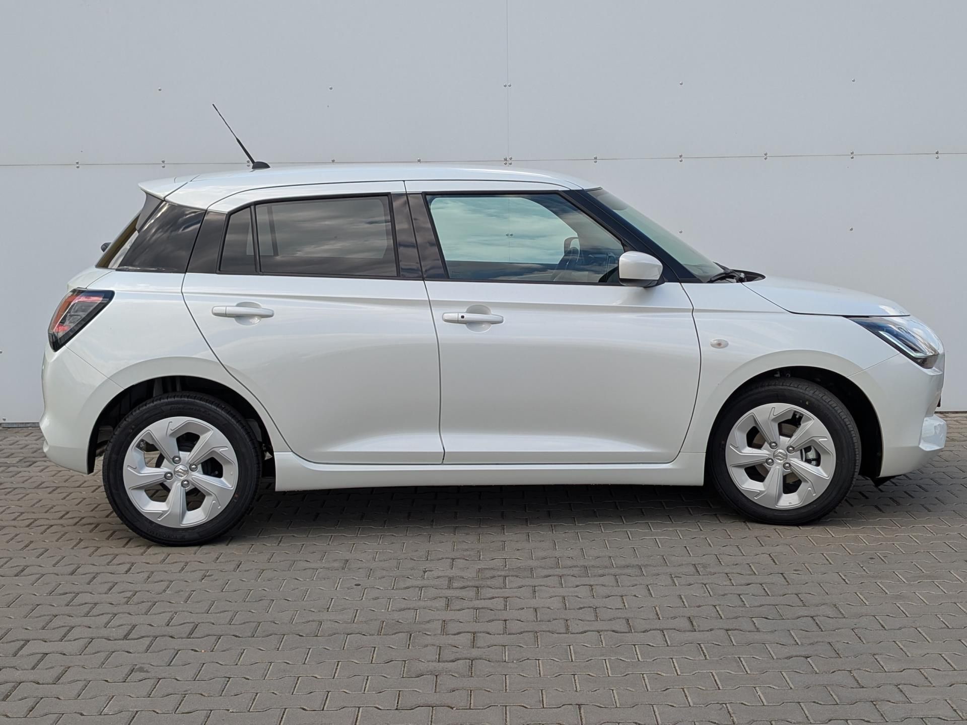 Suzuki Swift, PREMIUM 1.2 HYBRID CVT 4x2 MY2 - fotka 3