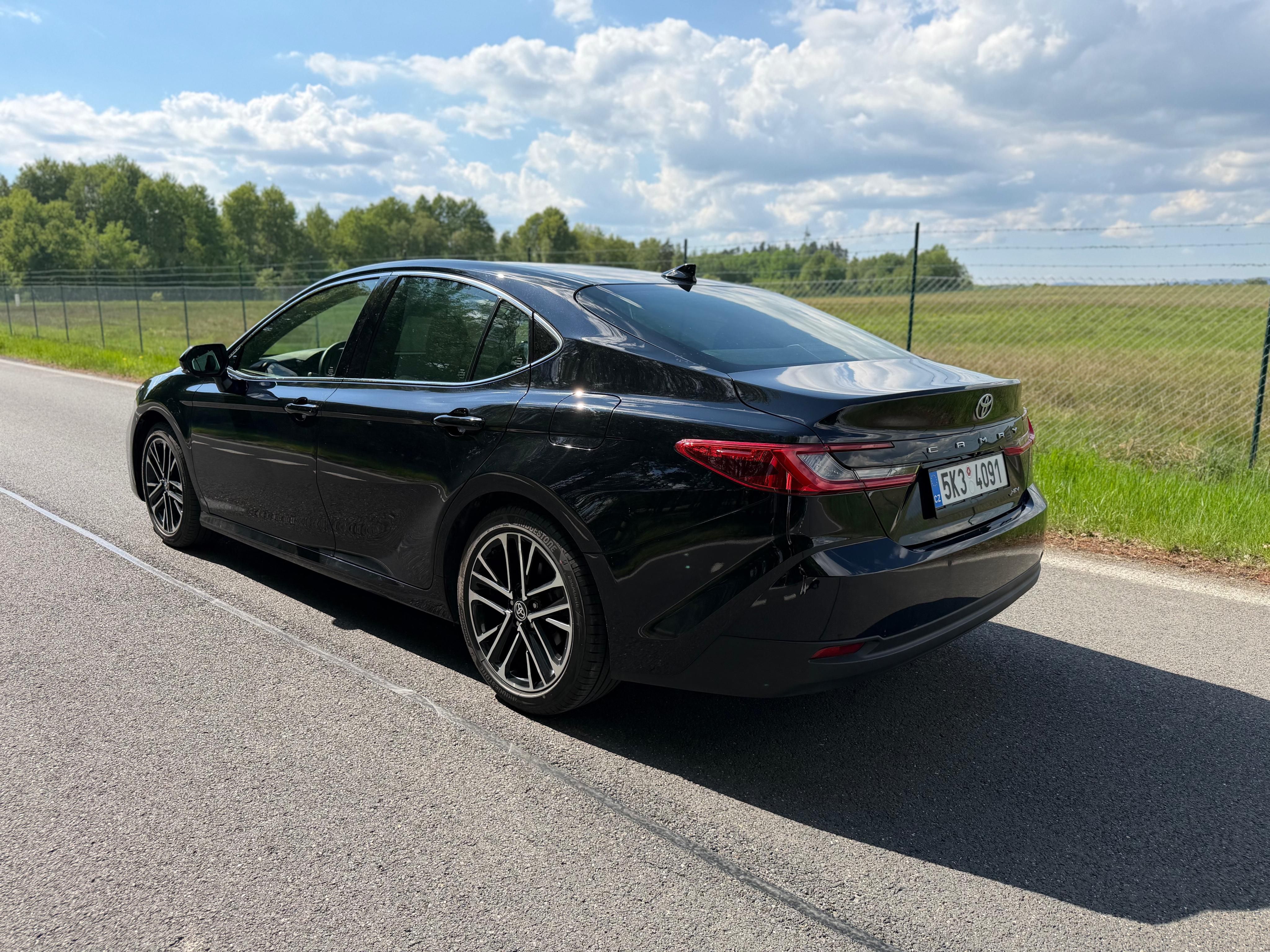 Toyota Camry, 2.5 Hybrid Executive - fotka 4
