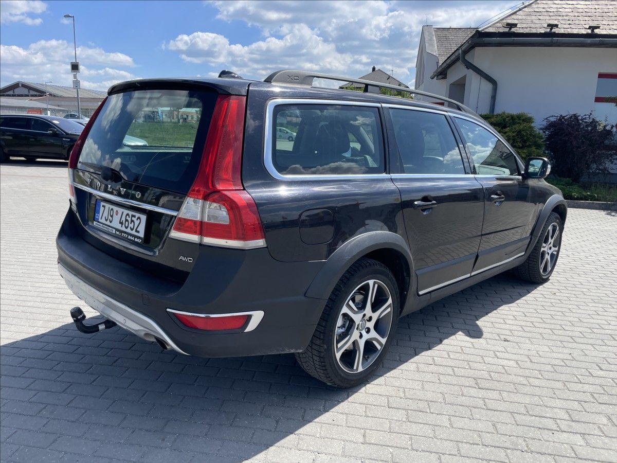 Volvo XC70, 2,4 D5 Geartronic Summum AWD - fotka 4