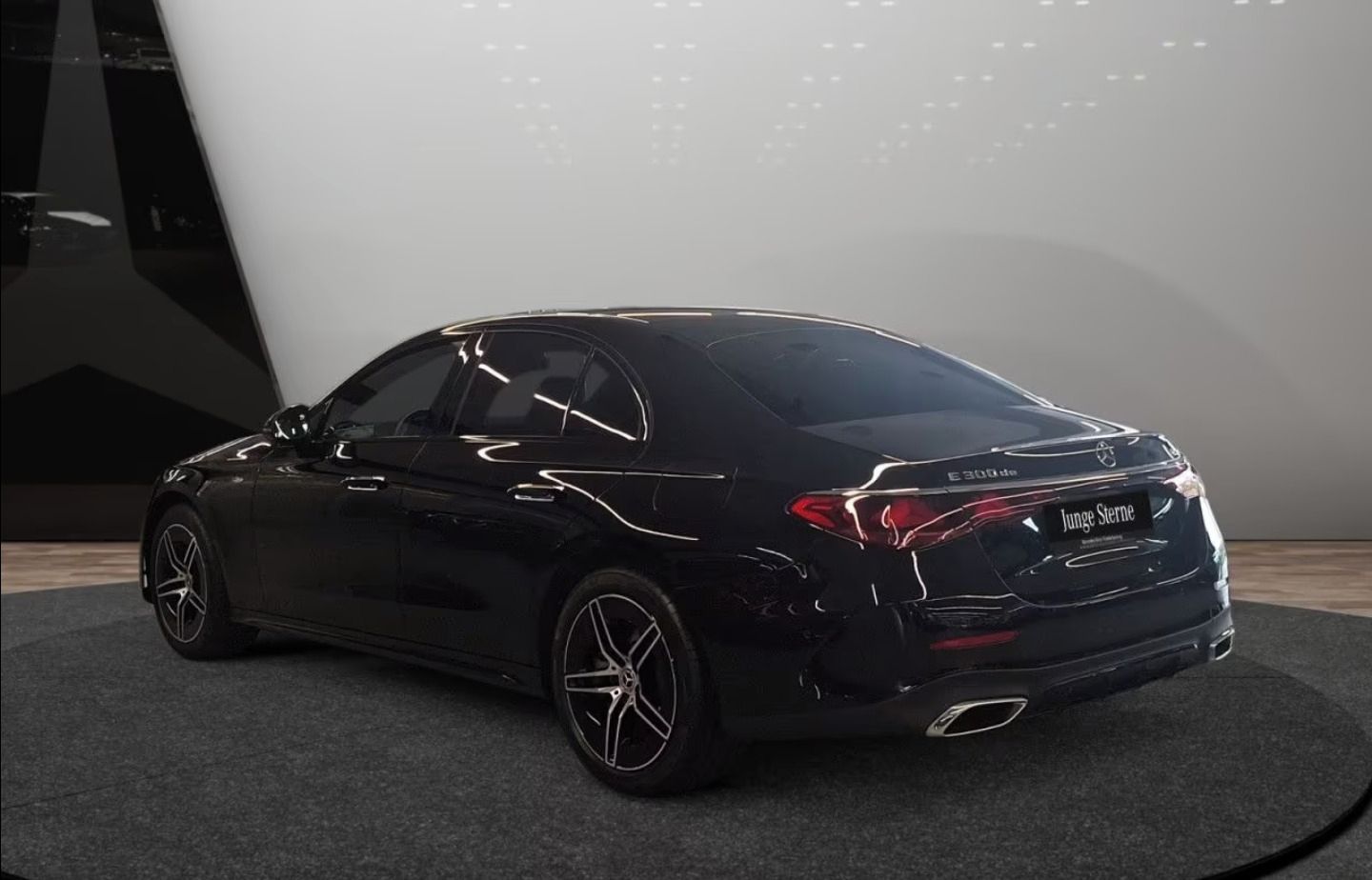 Mercedes-Benz Třídy E, E300de 4M AMG*Pano*Superscreen - fotka 4