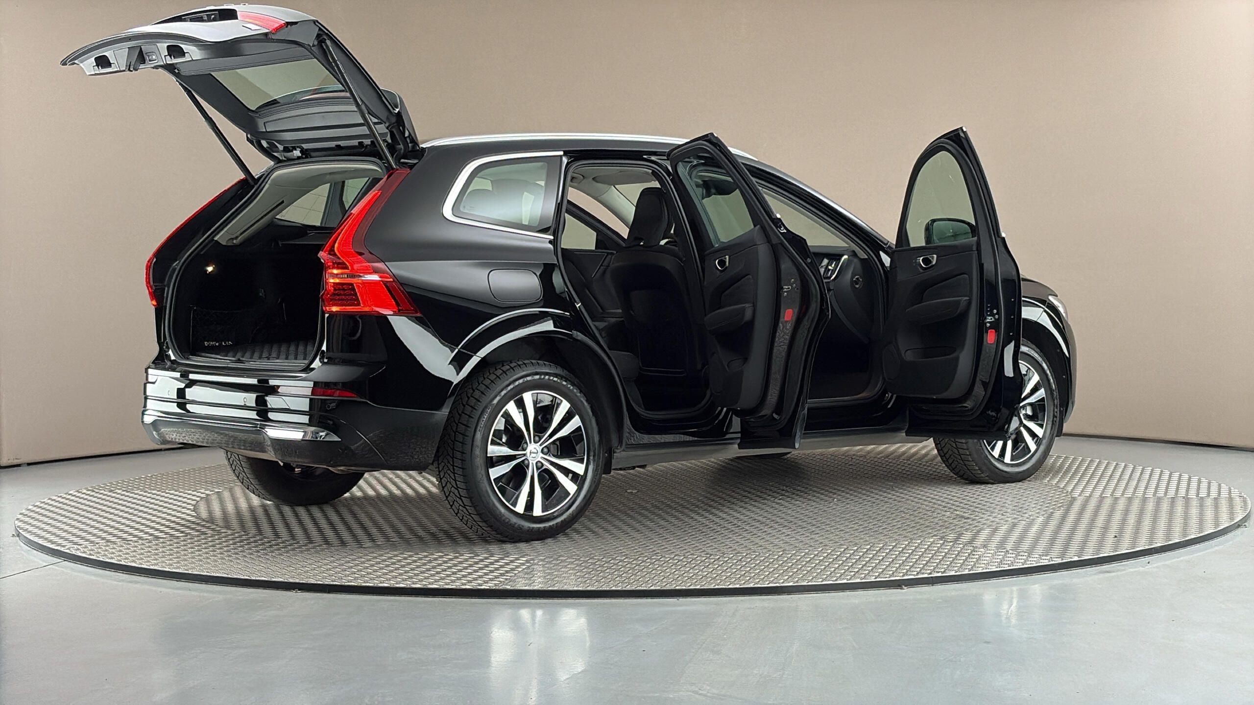 Volvo XC60, 2.0 T6 AUT AWD Recharge Core - fotka 6
