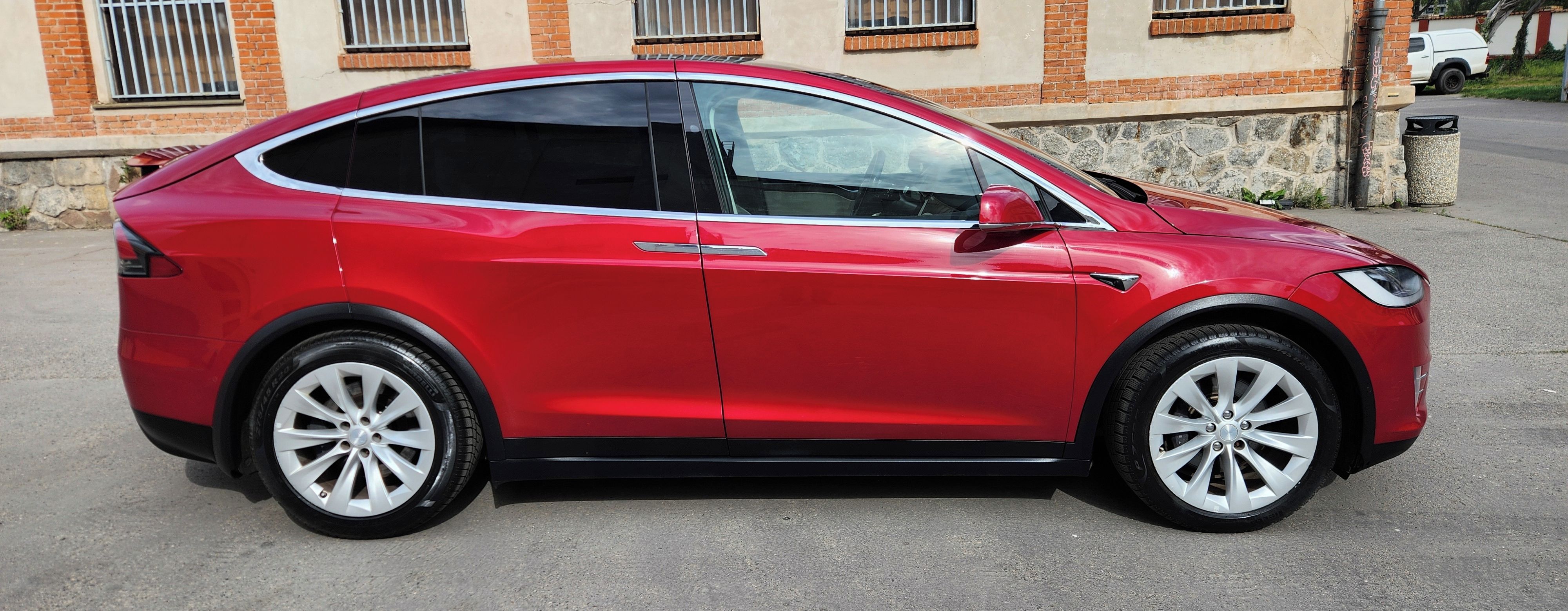 Tesla Model X, RED-4X4-KOLA 20-SVĚTLÝ INT. - fotka 3