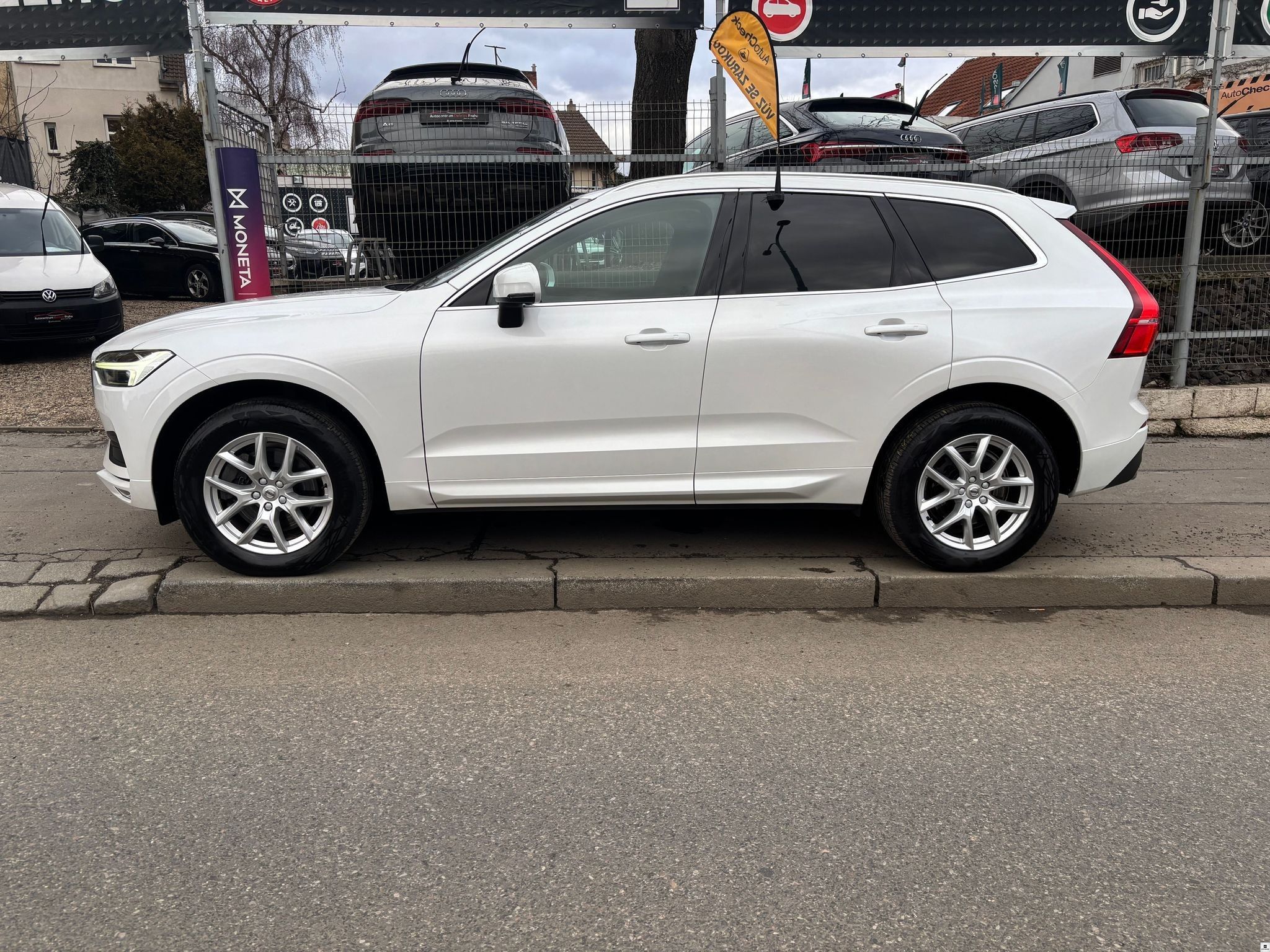 Volvo XC60, D4/2021/1MAJ.AT,TAŽ,MOMENTUM P - fotka 2
