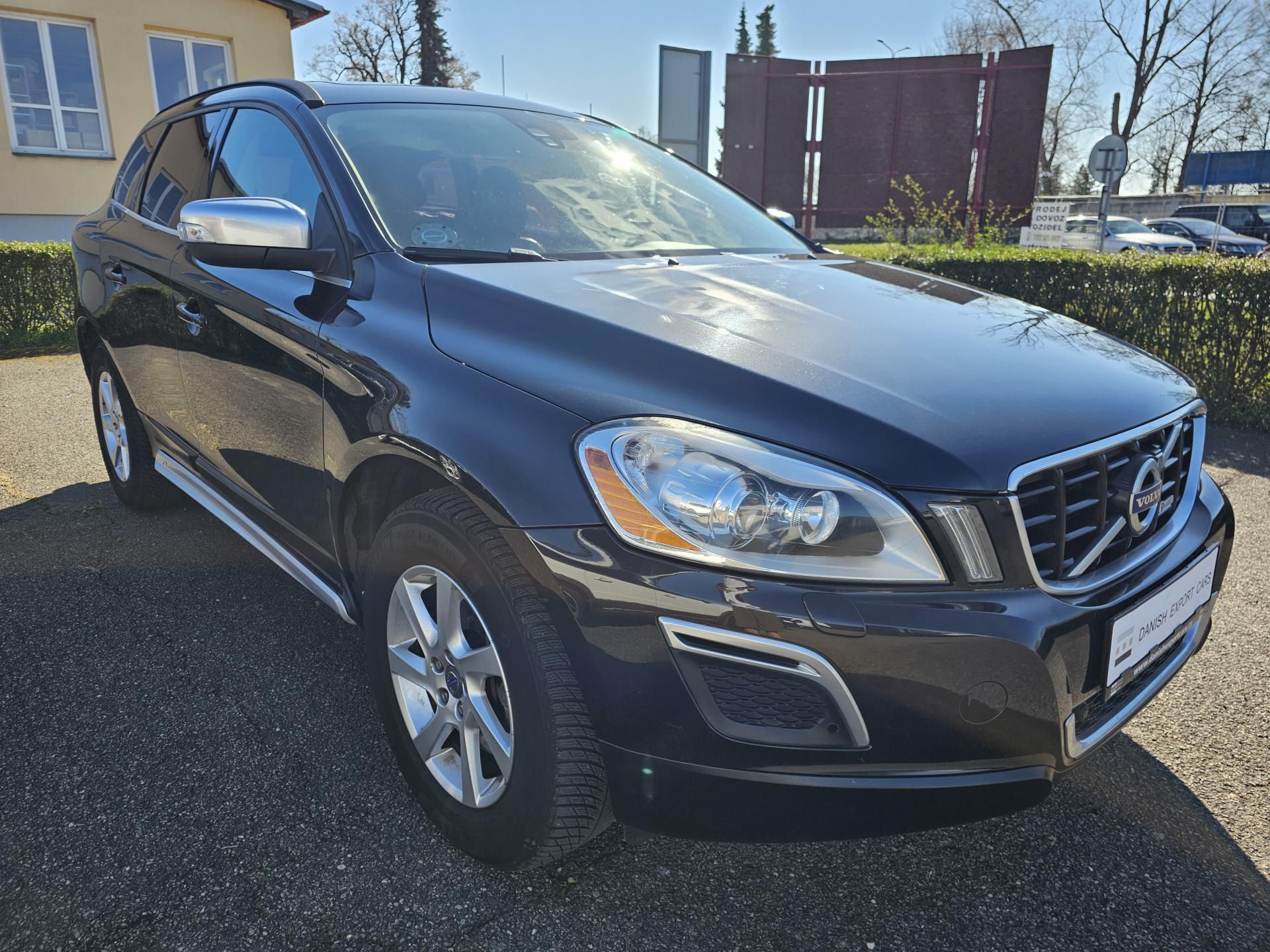 Volvo XC60, T6 224kW 4x4 R-DESIGN,NAVI - fotka 3