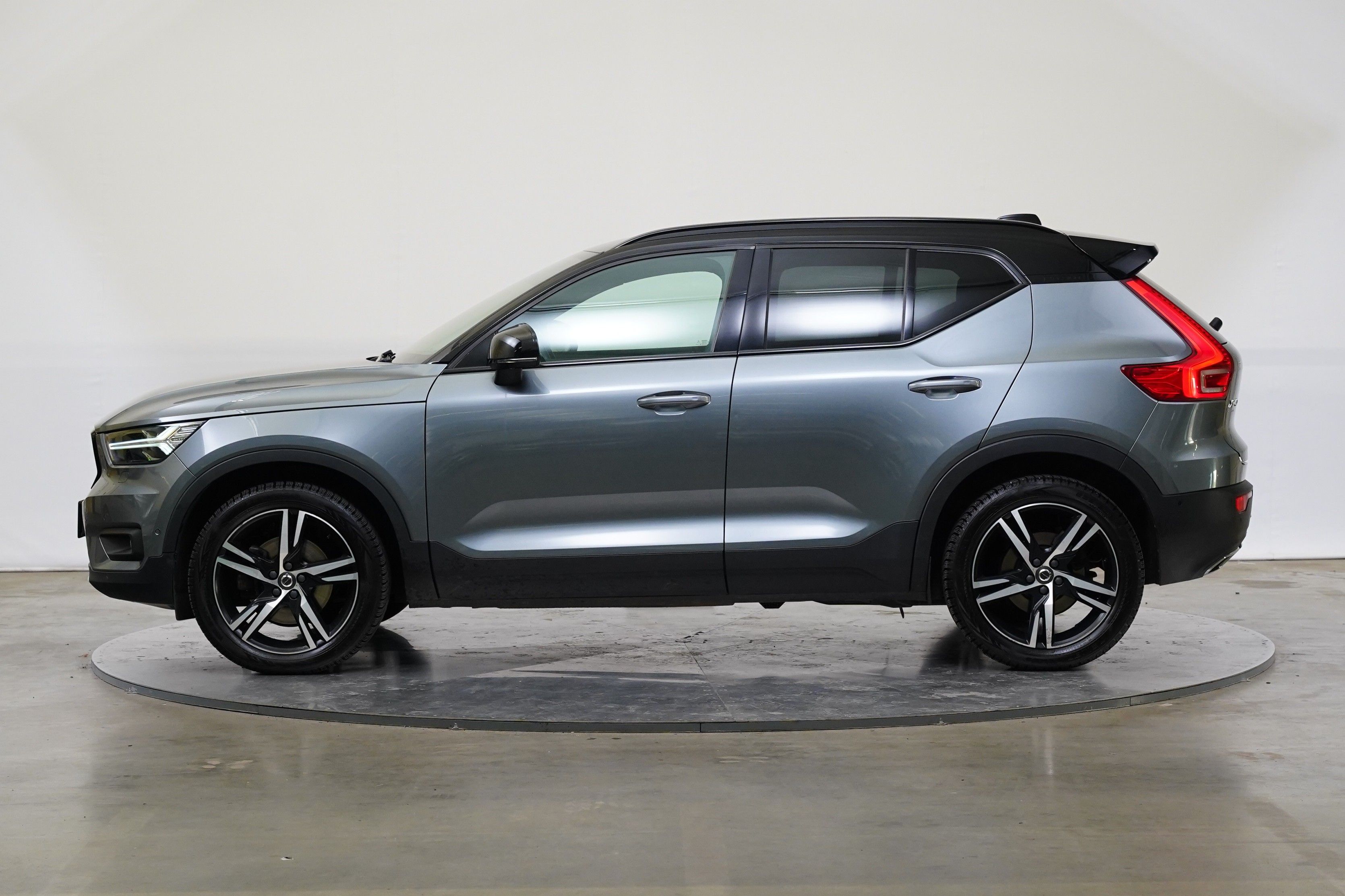Volvo XC40, 2.0 D 140 kW  R-design AWD - fotka 3