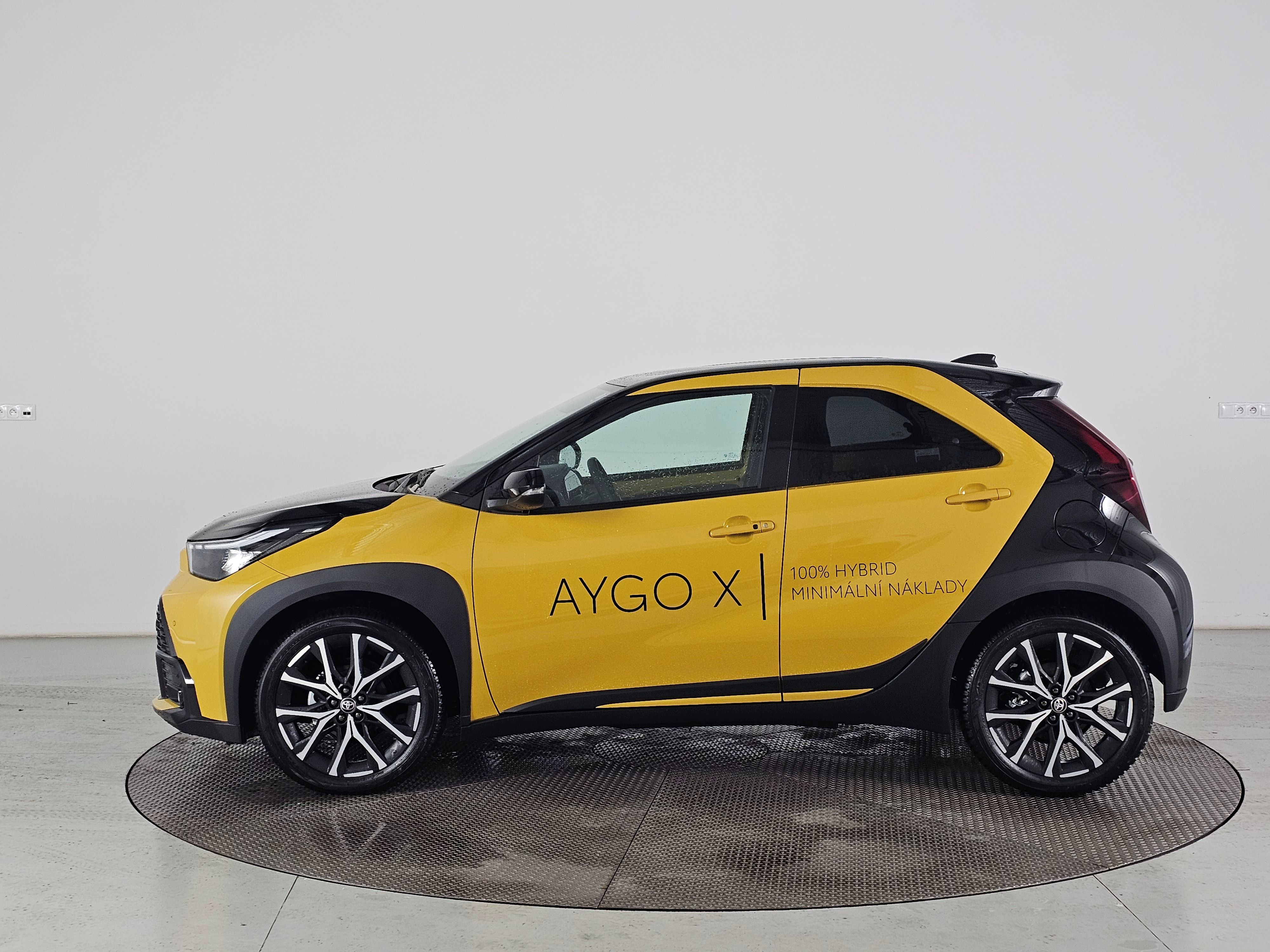 Toyota Aygo, X, 1.5HEV 116k 2x4 GR Sport - fotka 5