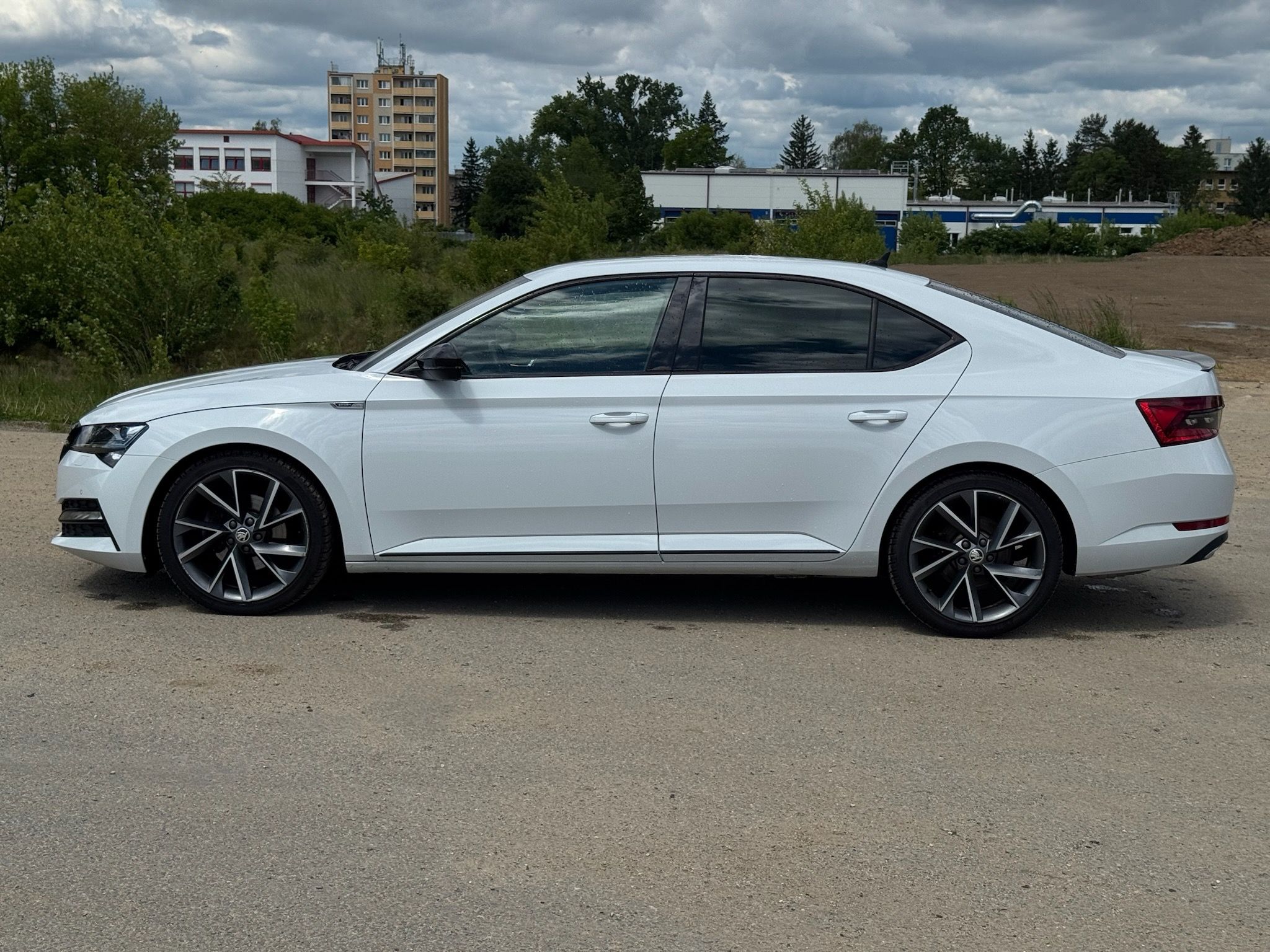 Škoda Superb, 2.0 TSI (140 kW) DSG Sportline - fotka 6