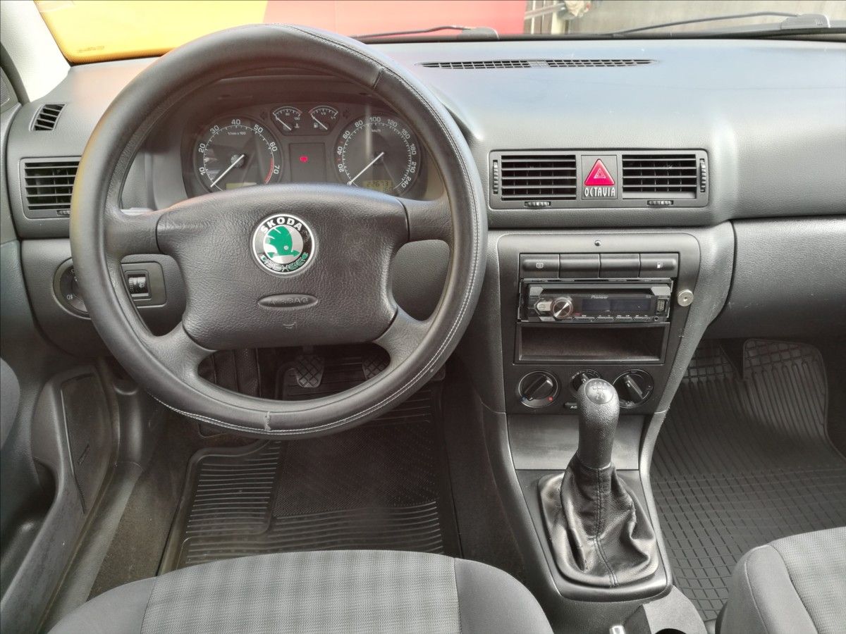 Škoda Octavia, 1,6 i Tour kombi klima - fotka 5