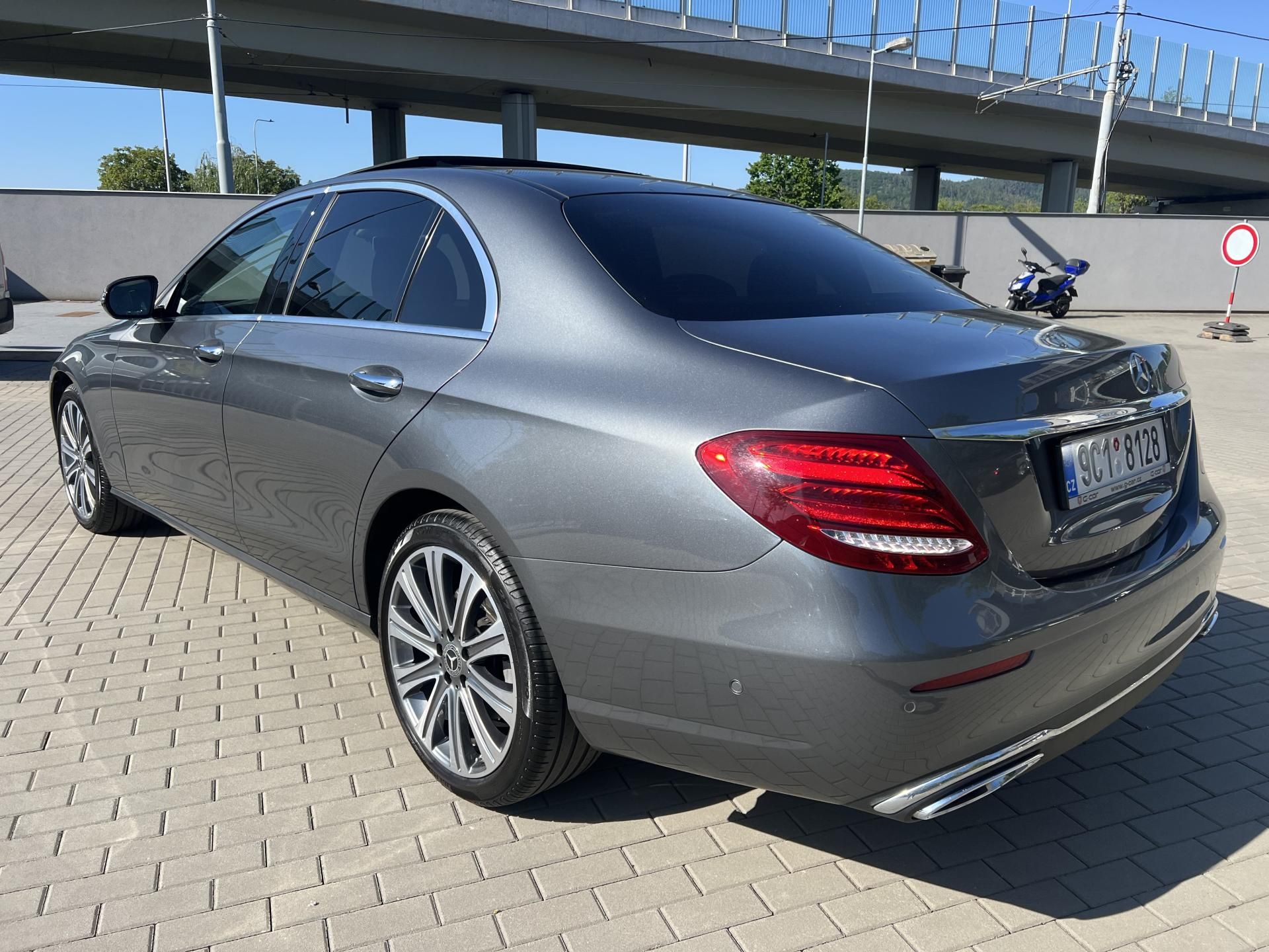 Mercedes-Benz Třídy E, 400d 4 Matic vzduch plná výbav - fotka 5