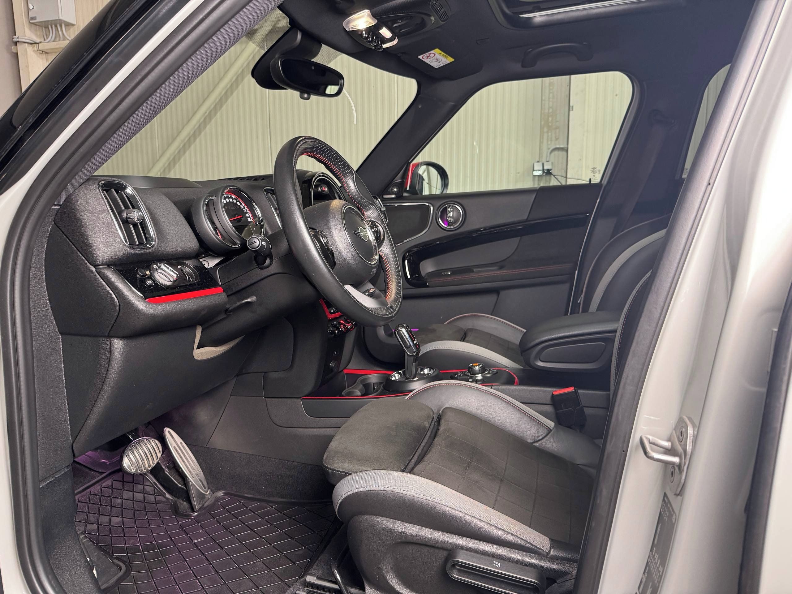 Mini Countryman, JCW ALL4 4x4 225kw, Výbava, ČR - fotka 5