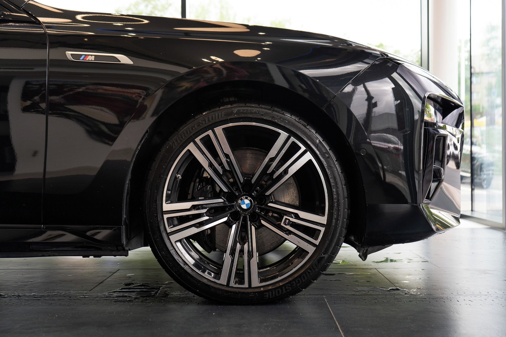 BMW Řada 7, M760e xDrive Sedan - fotka 4