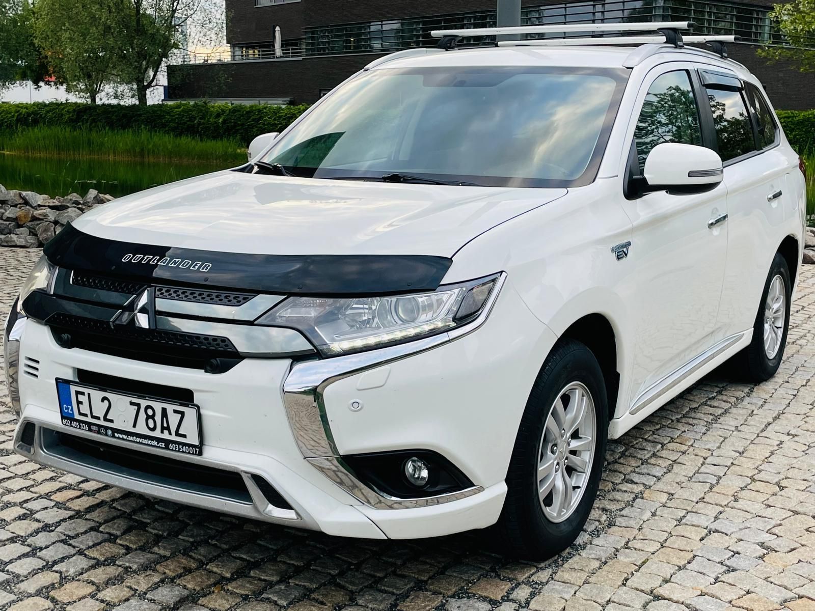 Mitsubishi Outlander, 2.4i+HYBRID 4x4 SERVISKA TAŽNÉ - fotka 2