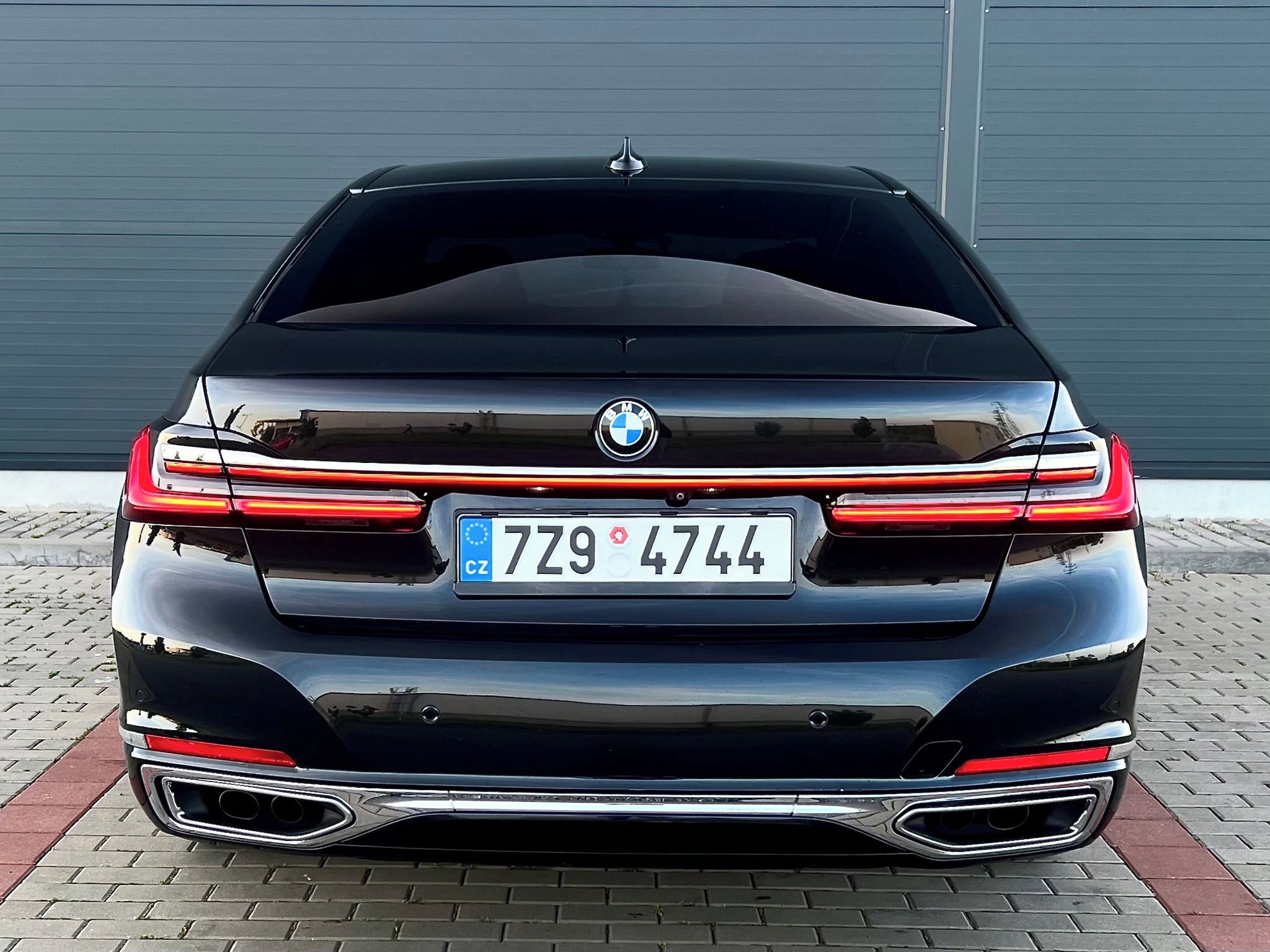 BMW Řada 7, 750i xDrive Individual  390kw - fotka 5