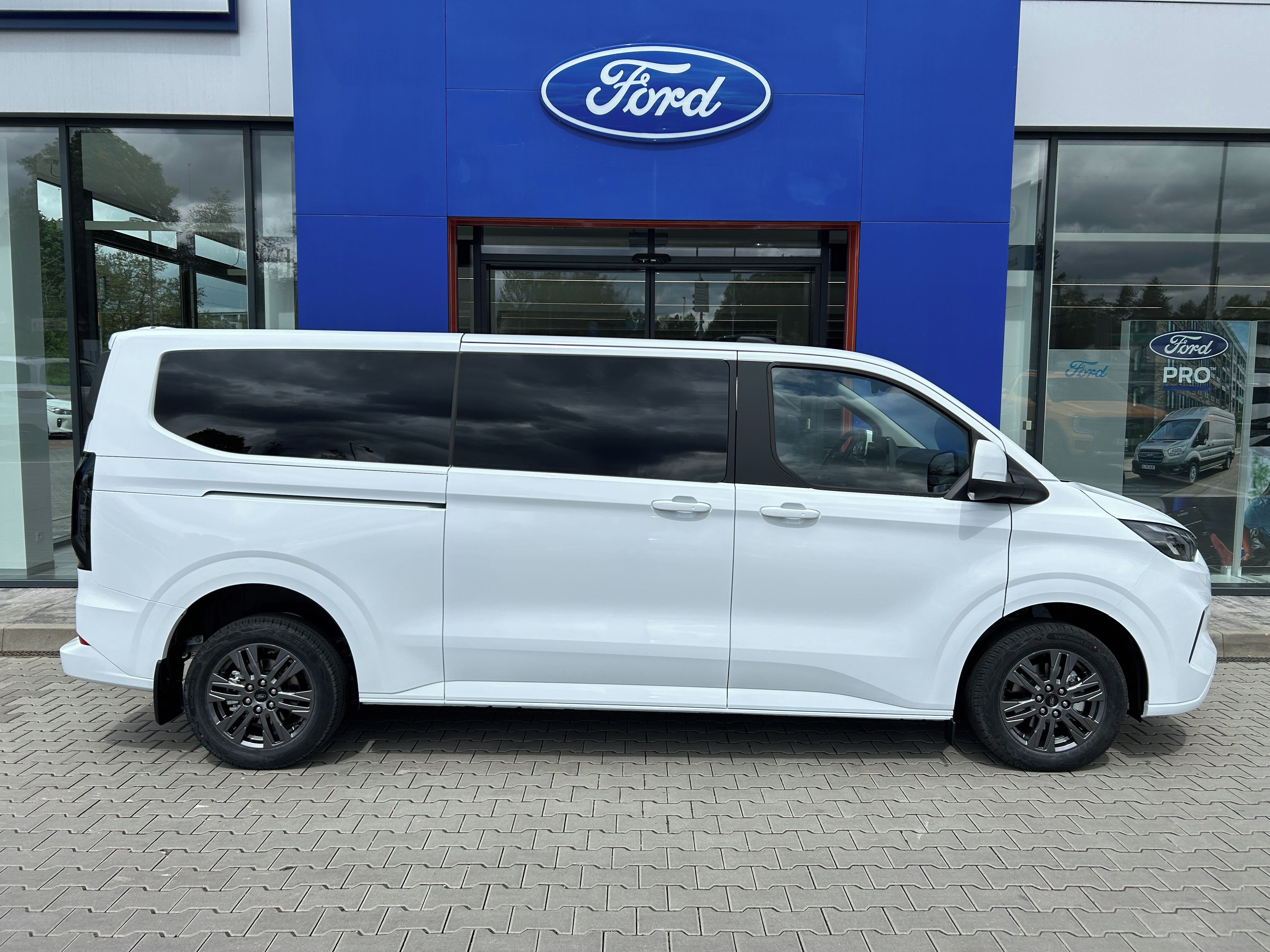 Ford Tourneo Custom, Titanium L2 2.0 EcoBlue 125 kW - fotka 3