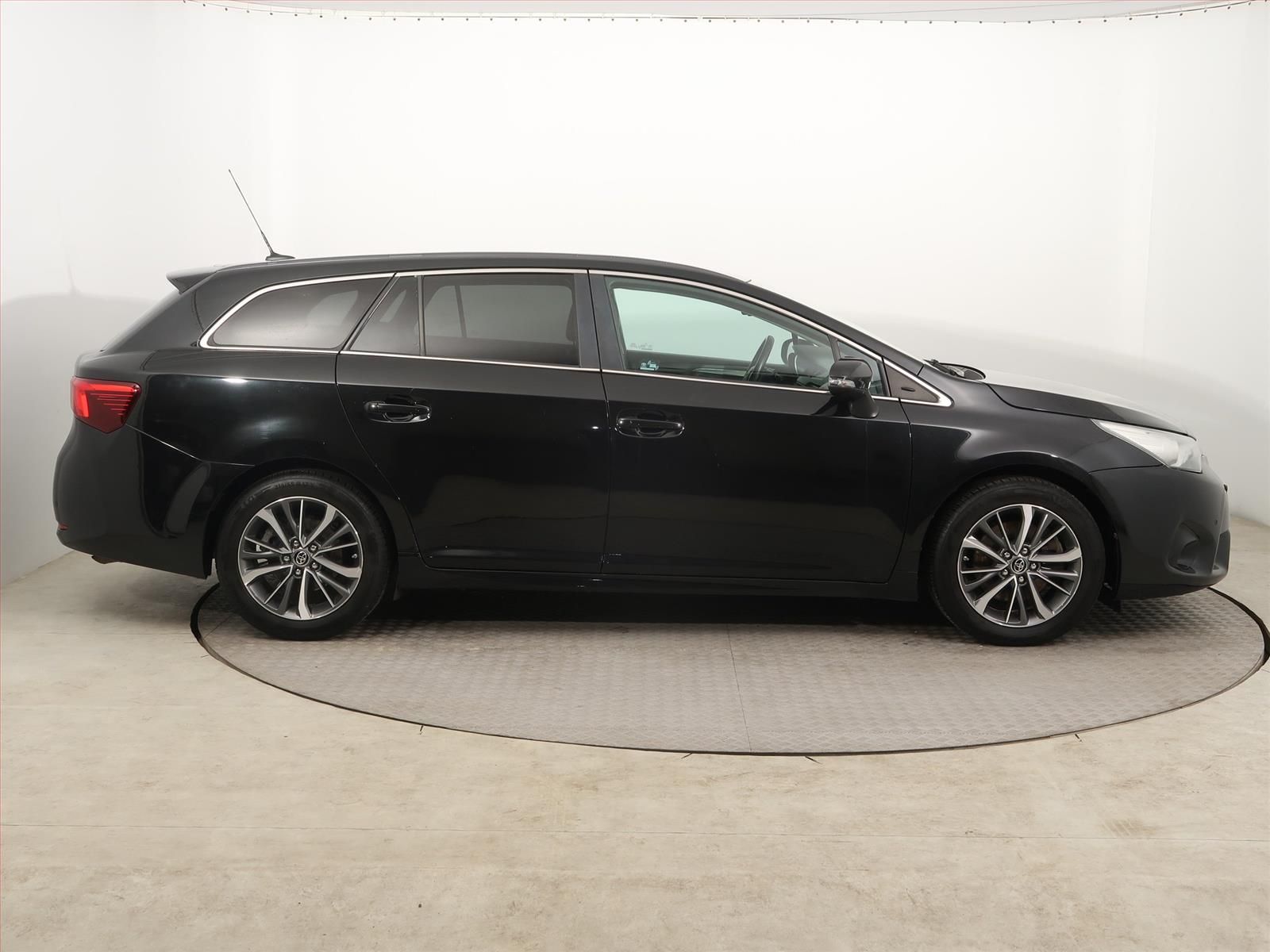 Toyota Avensis, 2.0 D-4D, Serv.kniha, Navi - fotka 6