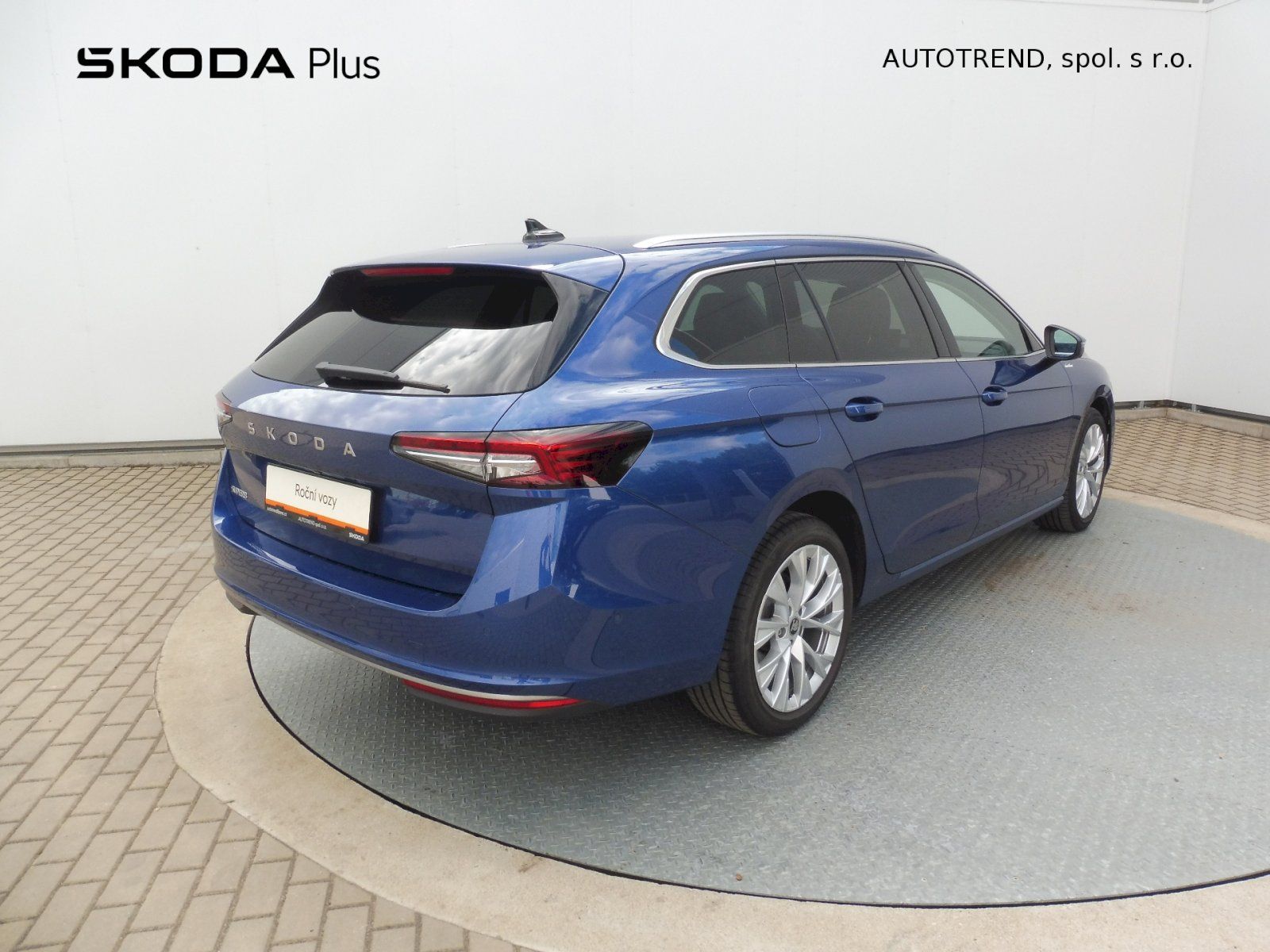 Škoda Superb, Combi L&K 2,0 TDI 110kW DSG - fotka 2