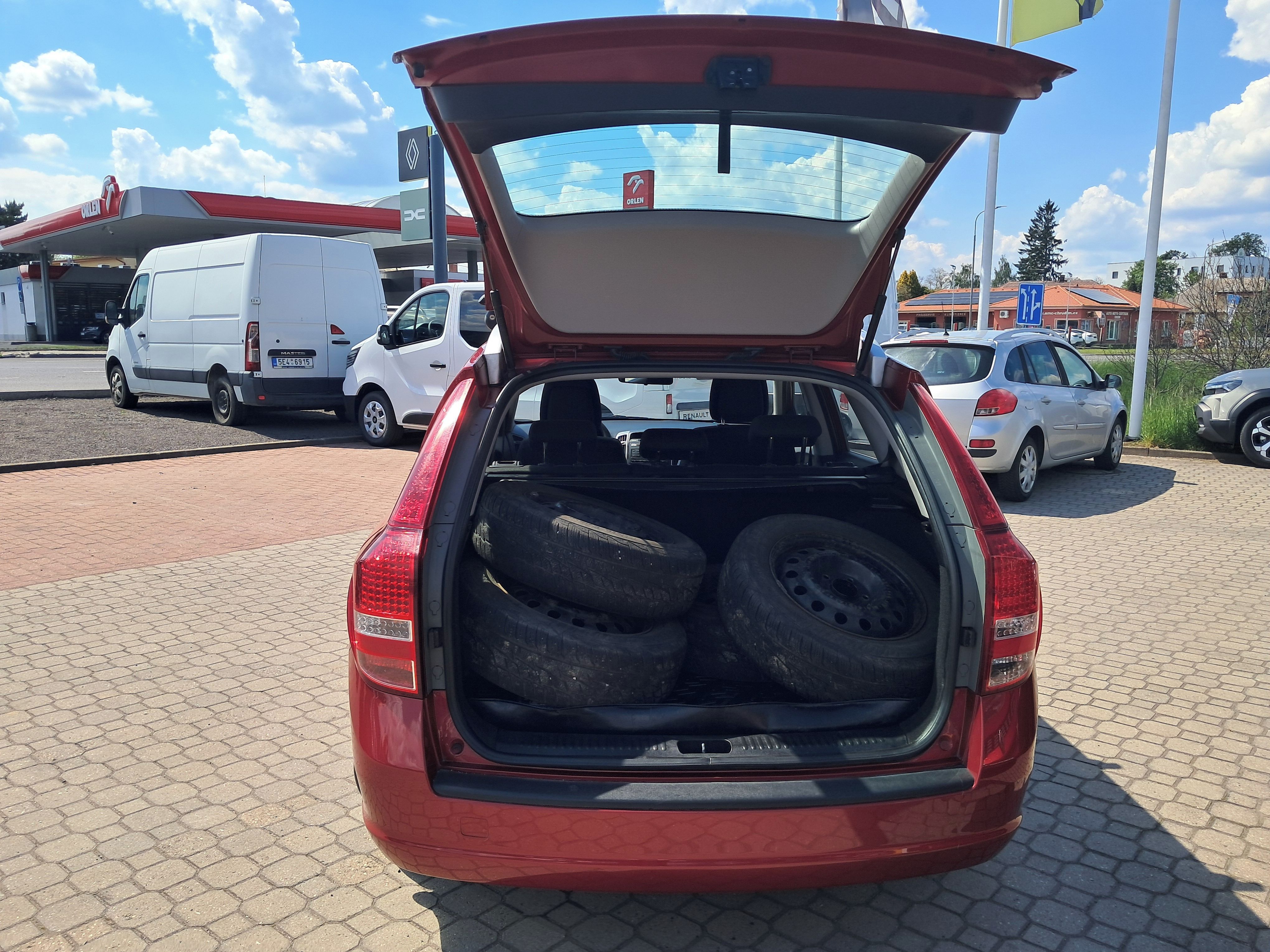 Kia Cee´d, Kombi 1.4/77kW/1.maj./ČR/2011 - fotka 4