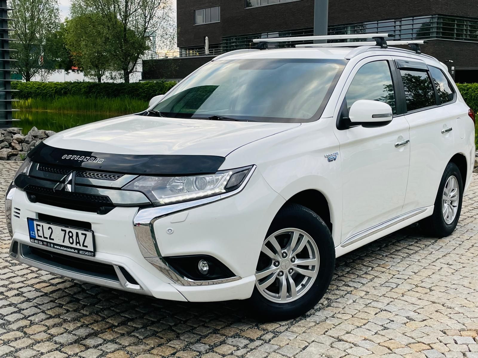 Mitsubishi Outlander, 2.4i+HYBRID 4x4 SERVISKA TAŽNÉ - fotka 3