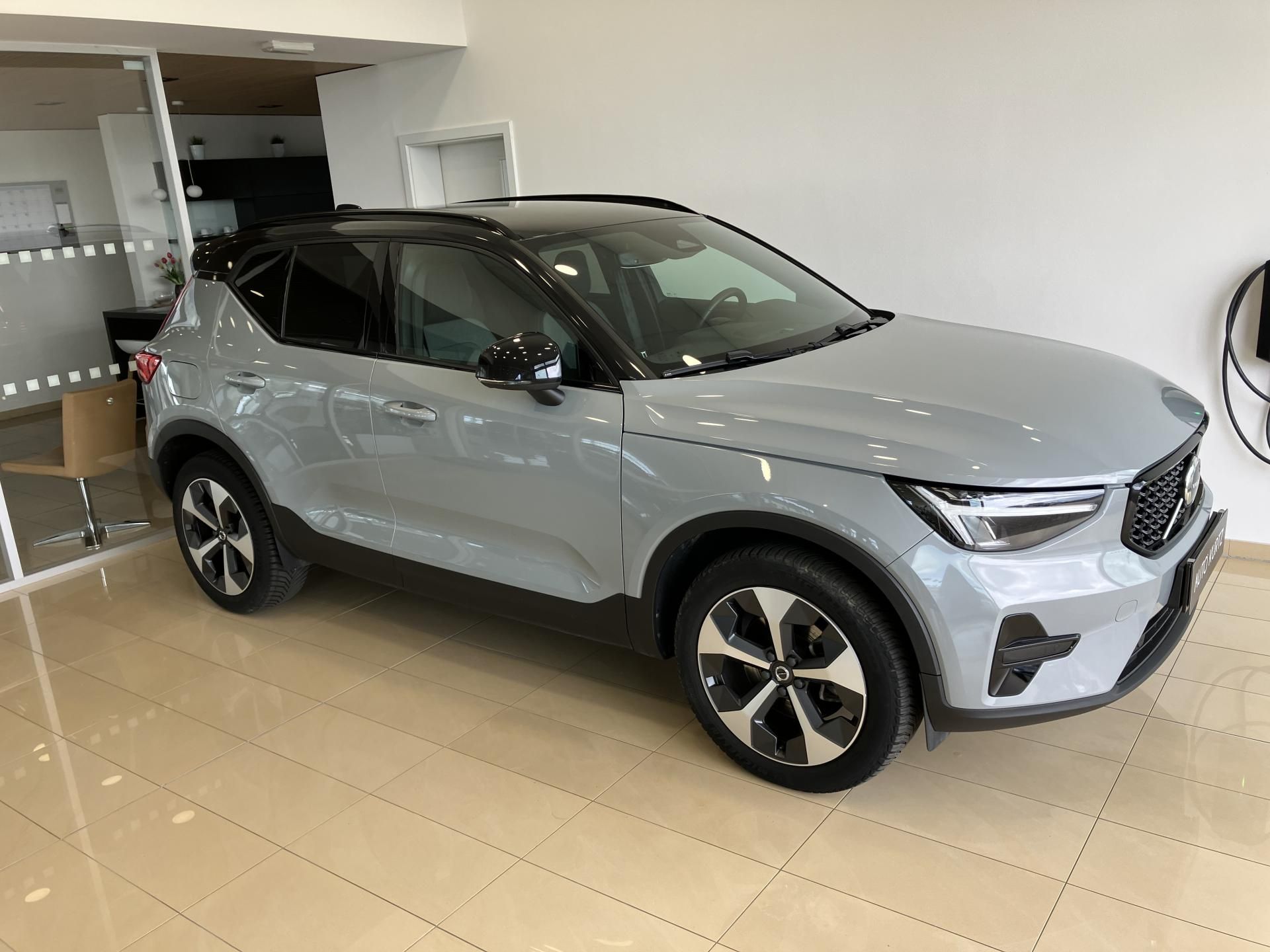 Volvo XC40, B3 FWD Plus Dark AT7 - fotka 2