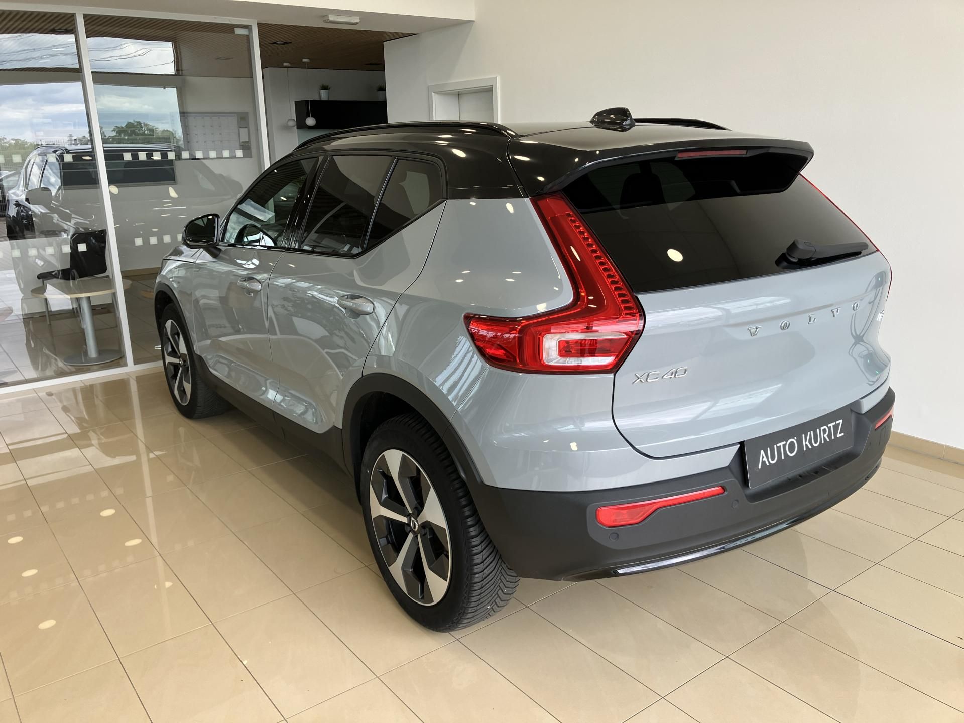 Volvo XC40, B3 FWD Plus Dark AT7 - fotka 6
