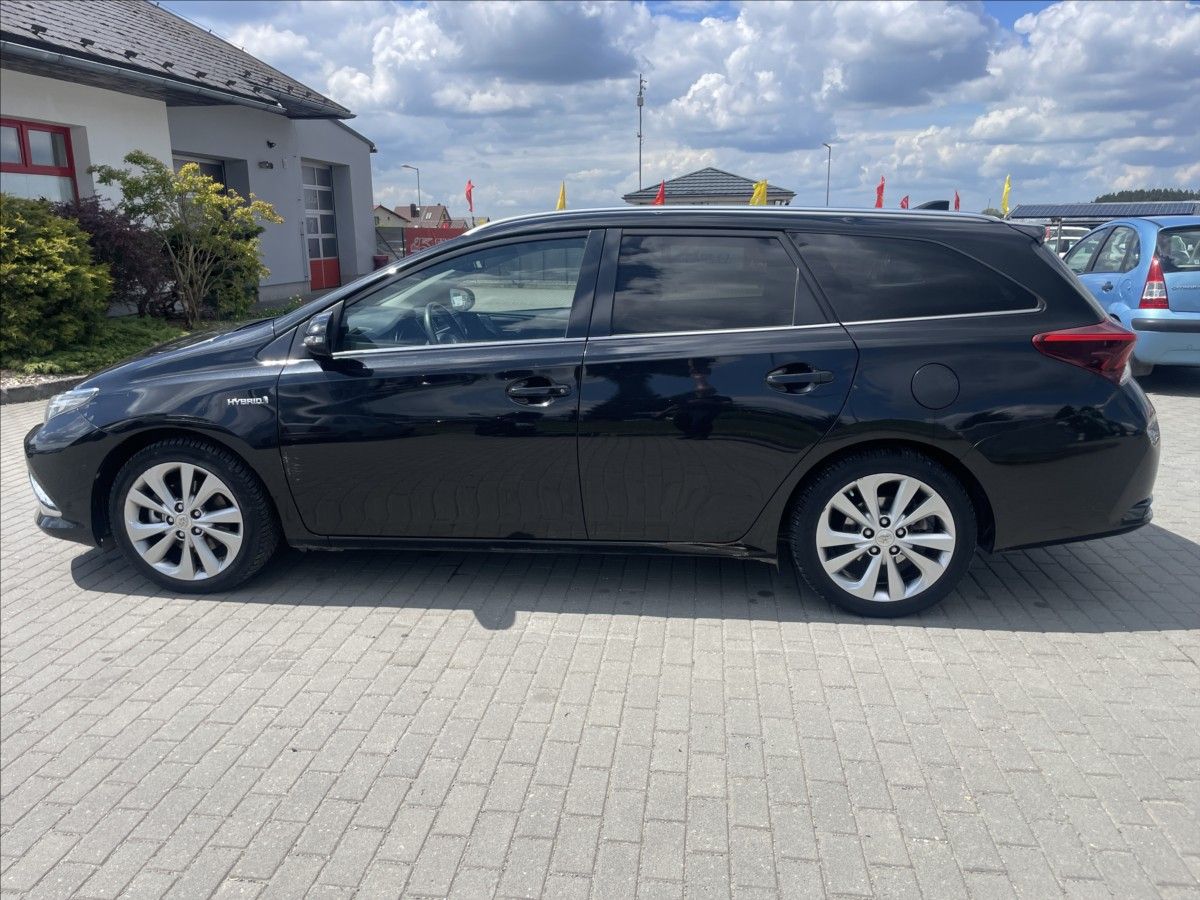 Toyota Auris, 1,8 i 73kw Hybrid e-CVT bez ko - fotka 2