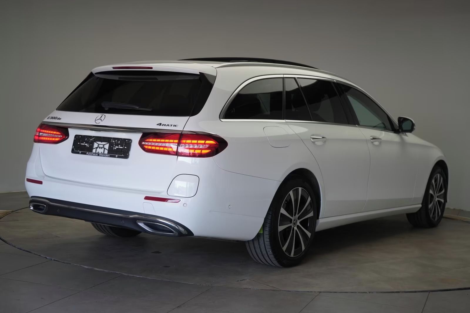 Mercedes-Benz Třídy E, E 300 de 4Matic T 9G-Tronic Av - fotka 4