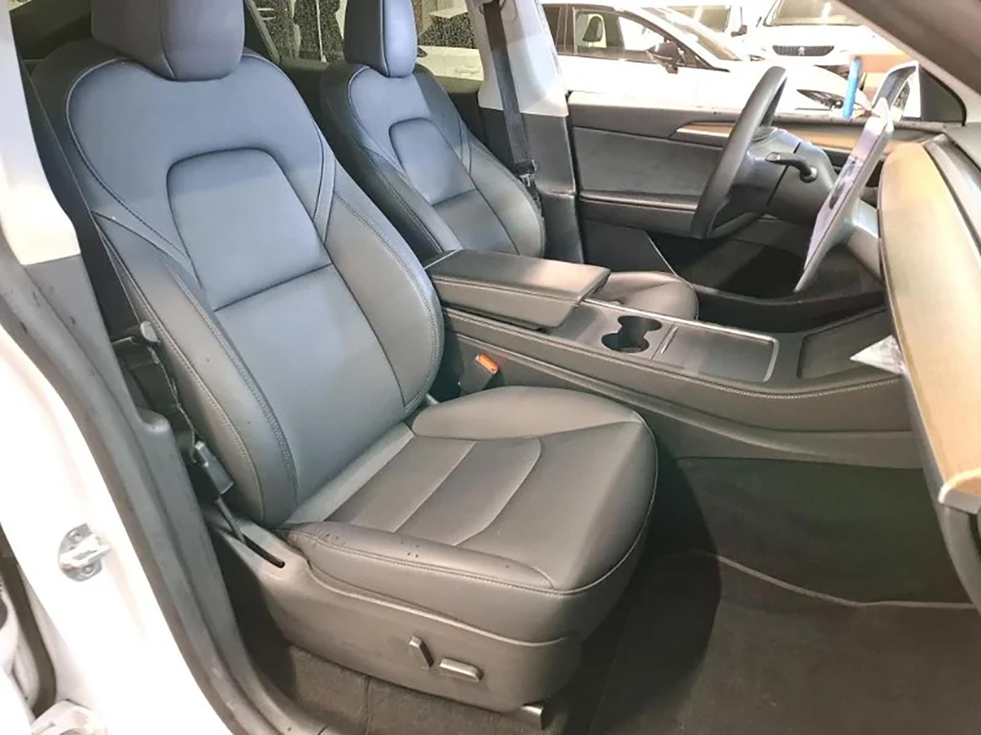 Tesla Model Y, Long Range Dual Motor 4×4 - fotka 3