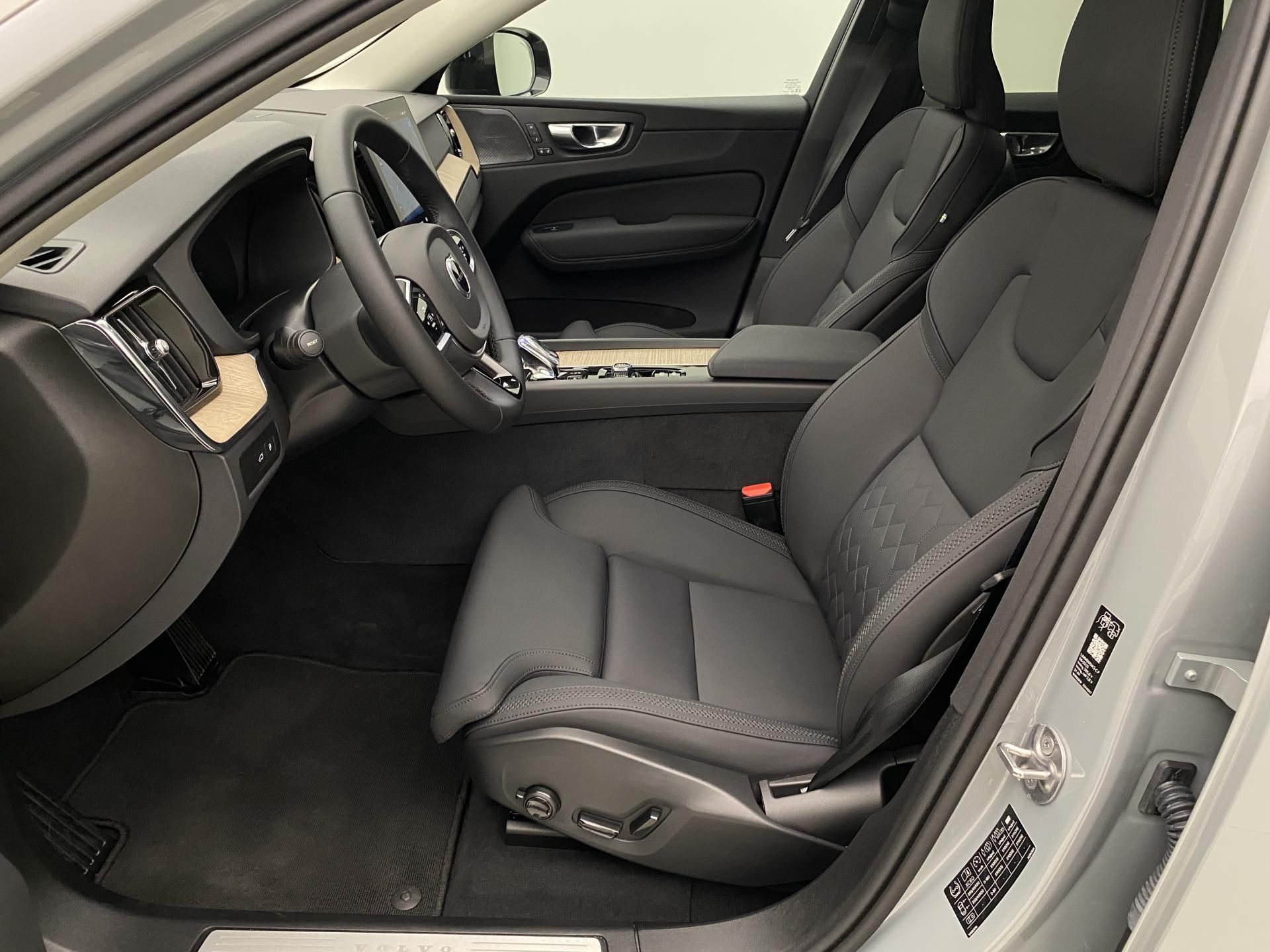 Volvo XC60, T6 AWD RECHARGE DARK PLUS CZ - fotka 3