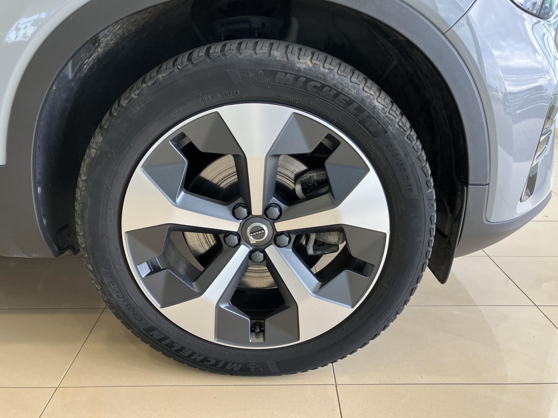 Volvo XC40, B3 FWD Plus Dark AT7 - fotka 5