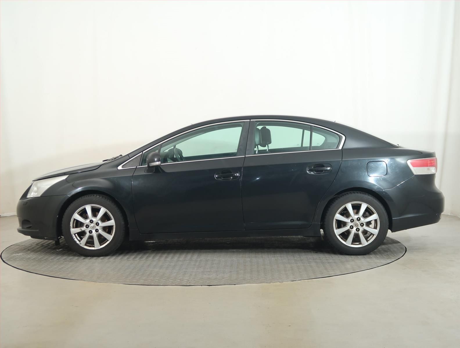 Toyota Avensis, 2.0 Valvematic, po STK - fotka 3