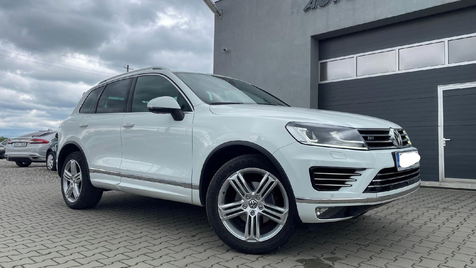 Volkswagen Touareg, 3.0 TDI R-Line 4x4 DSG ČR - fotka 2