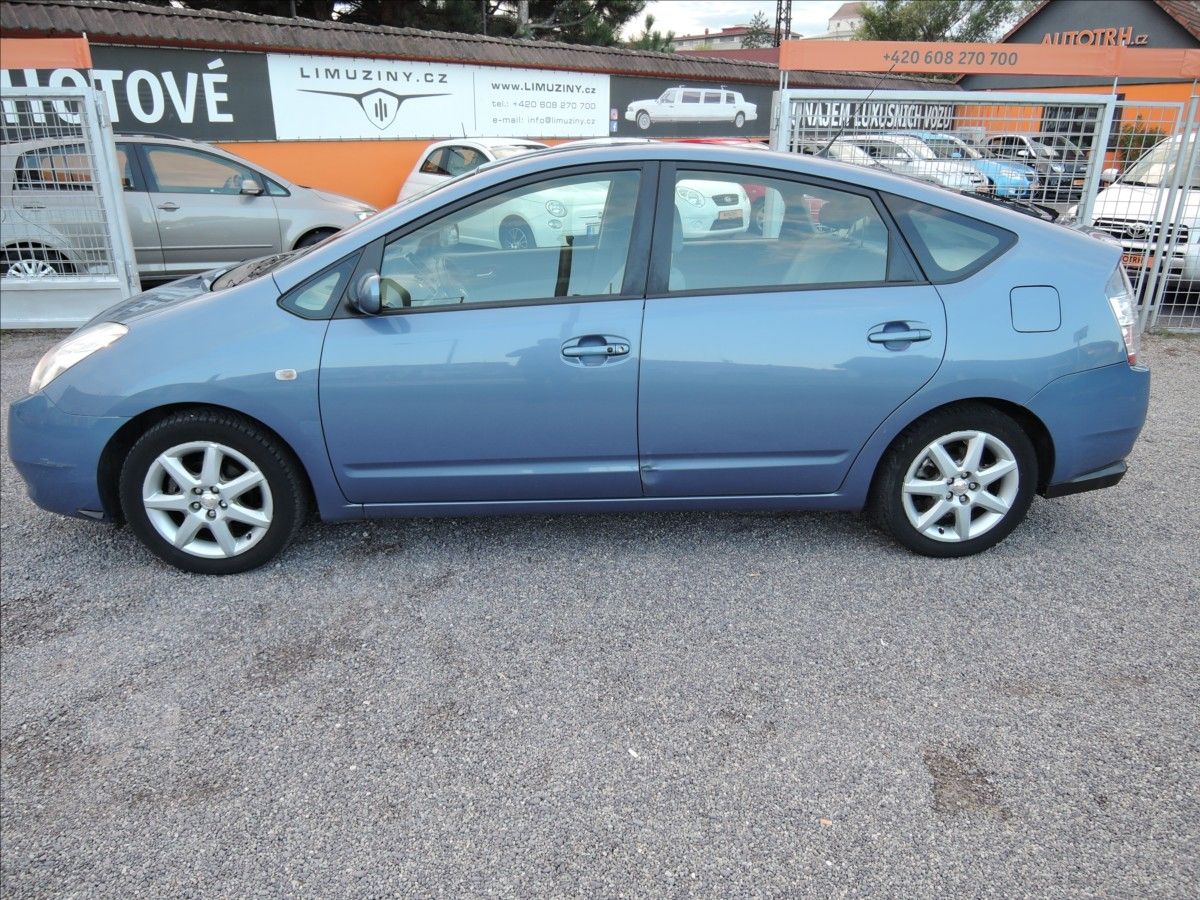 Toyota Prius, 1,5 VVT-i THSII 1.maj. Servis - fotka 4