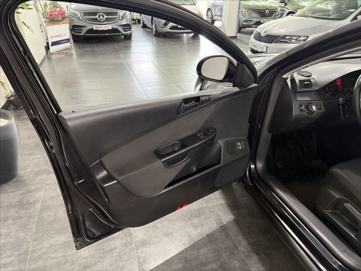 Volkswagen Passat, 1,6   i KLIMA VÝHŘEV PO STK - fotka 6