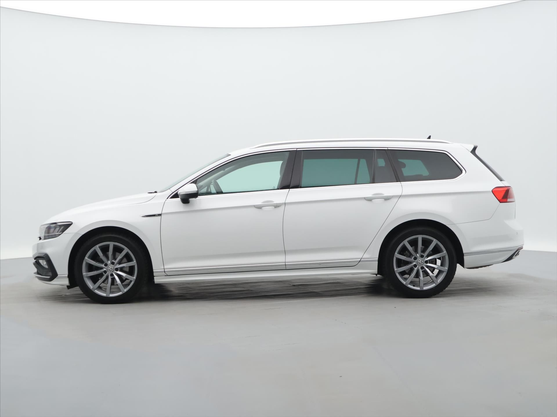 Volkswagen Passat, 2,0 TDI 140 kW R-line CZ DPH - fotka 4